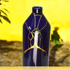 Vaso blu Wabi-Sabi: Kintsugi dorato e intarsio di ali di scarabeo