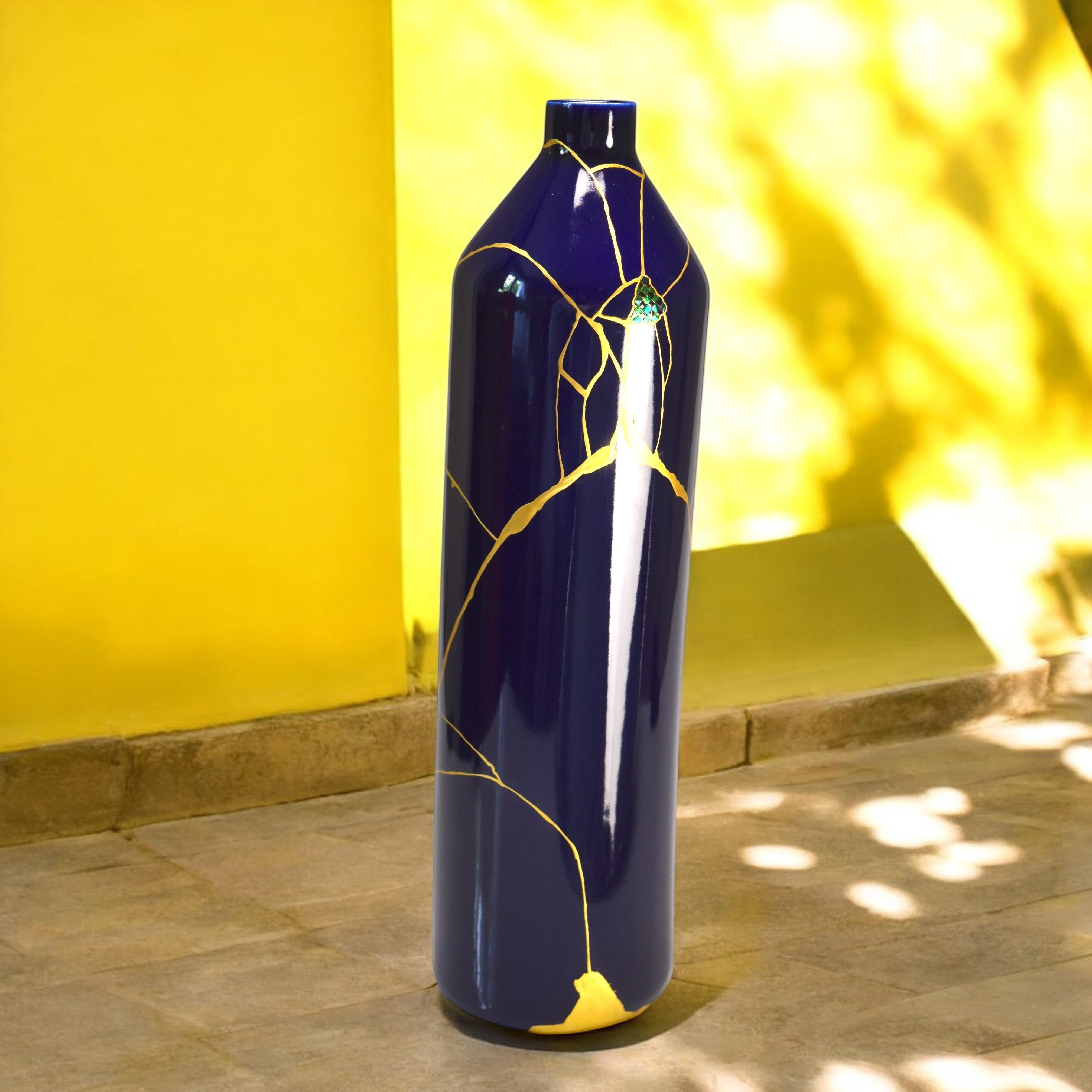 Francese Vaso blu Wabi-Sabi: Kintsugi dorato e intarsio di ali di scarabeo in vendita