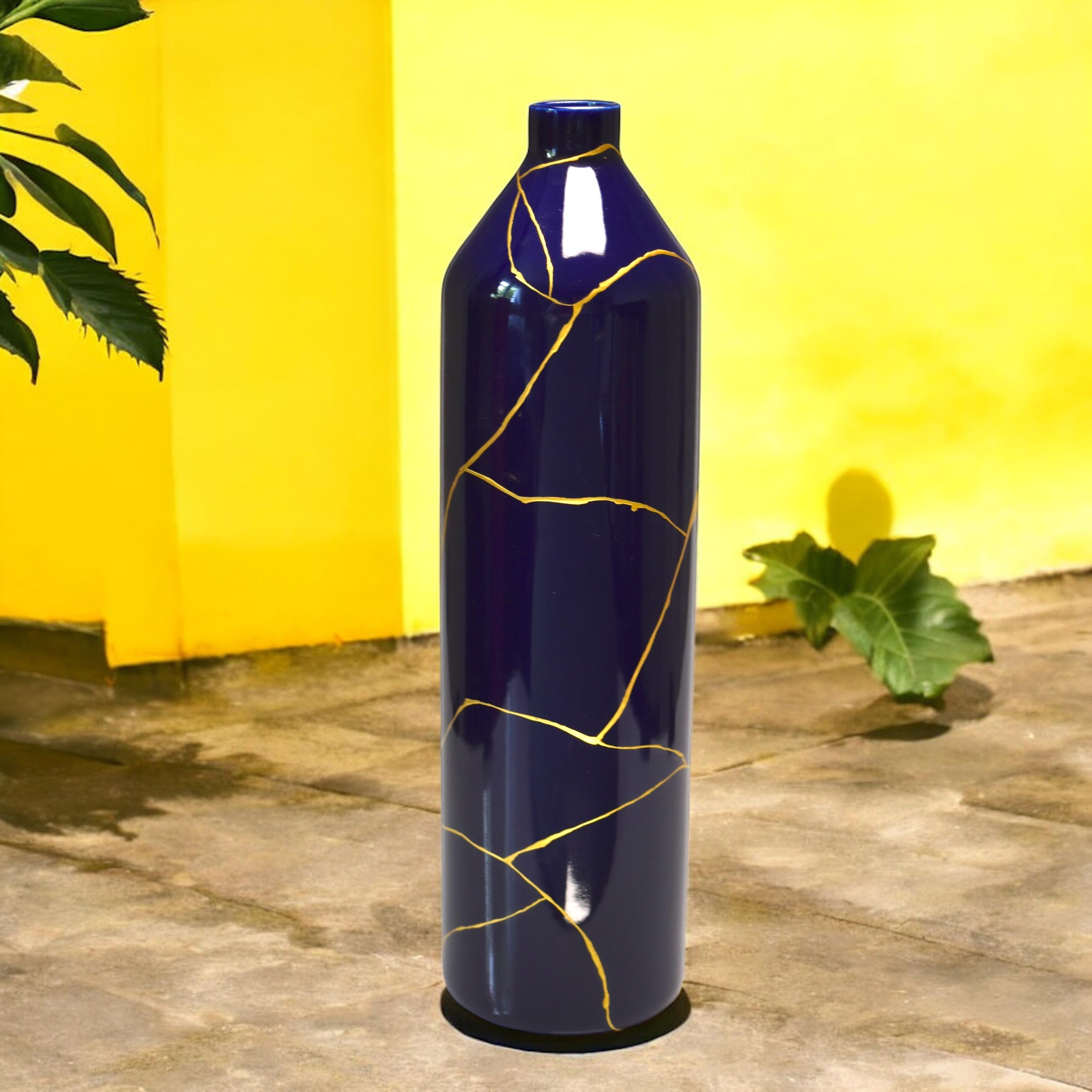 Dorato Vaso blu Wabi-Sabi: Kintsugi dorato e intarsio di ali di scarabeo in vendita