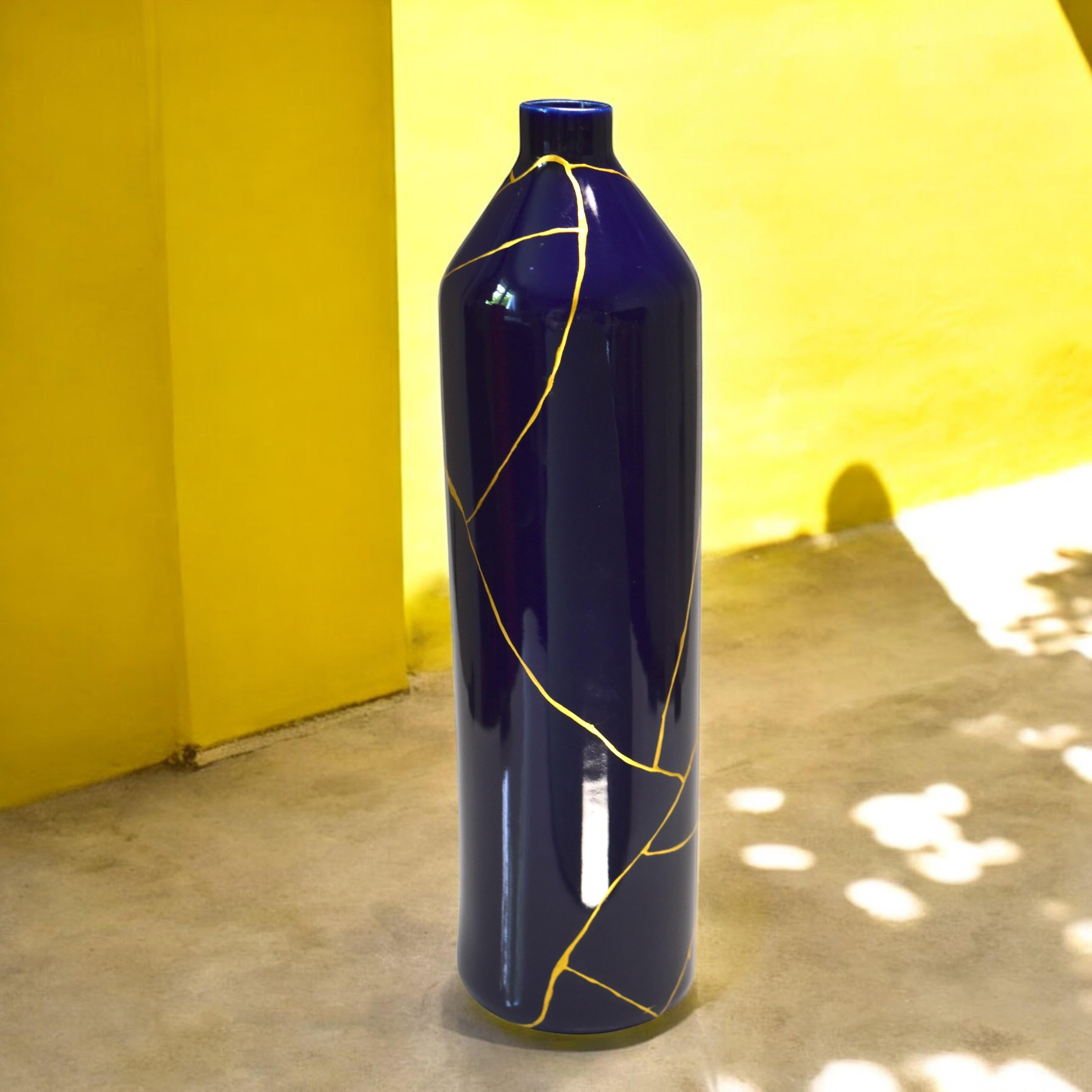 Vaso blu Wabi-Sabi: Kintsugi dorato e intarsio di ali di scarabeo In condizioni Nuovo in vendita a MEAUX, FR