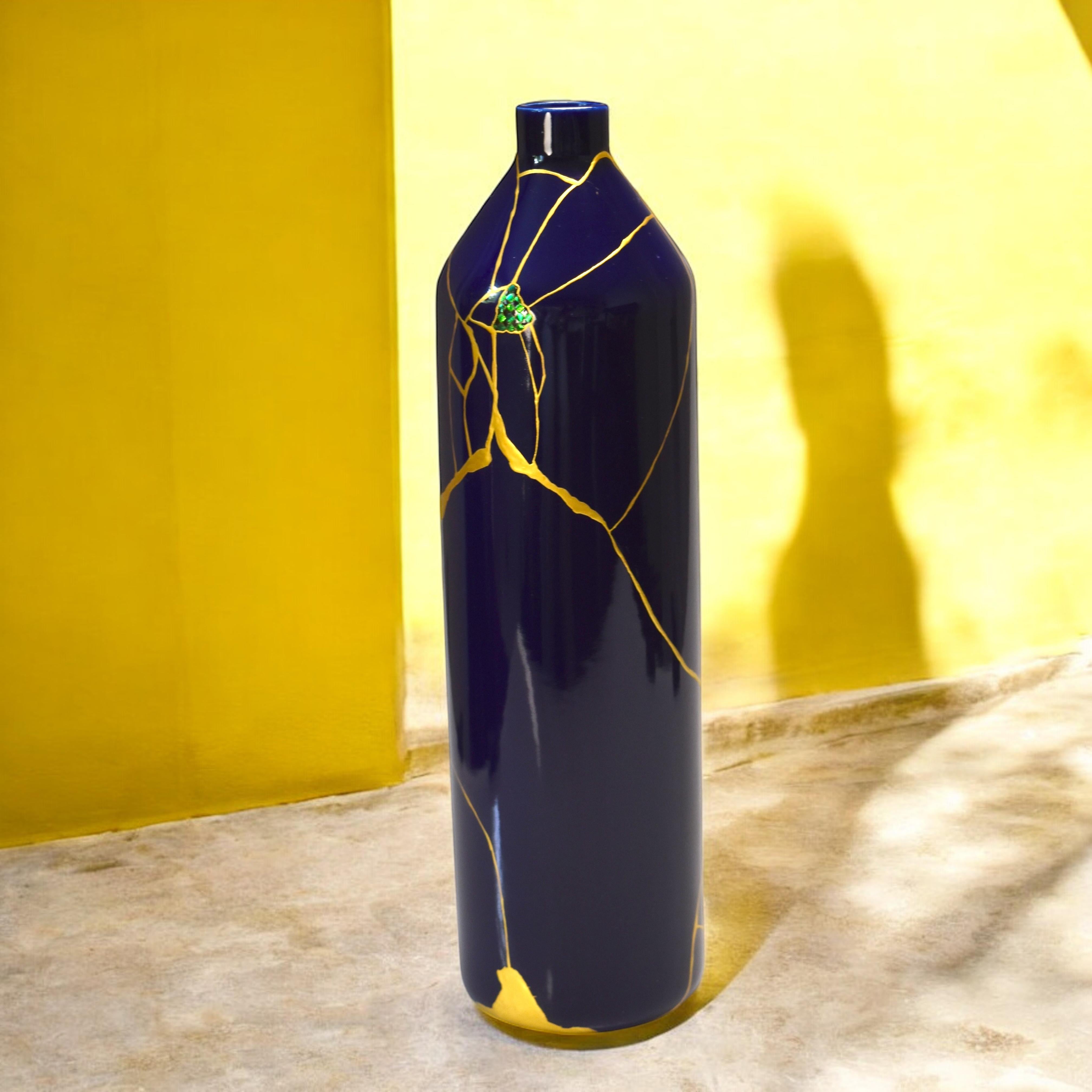 XXI secolo e contemporaneo Vaso blu Wabi-Sabi: Kintsugi dorato e intarsio di ali di scarabeo in vendita