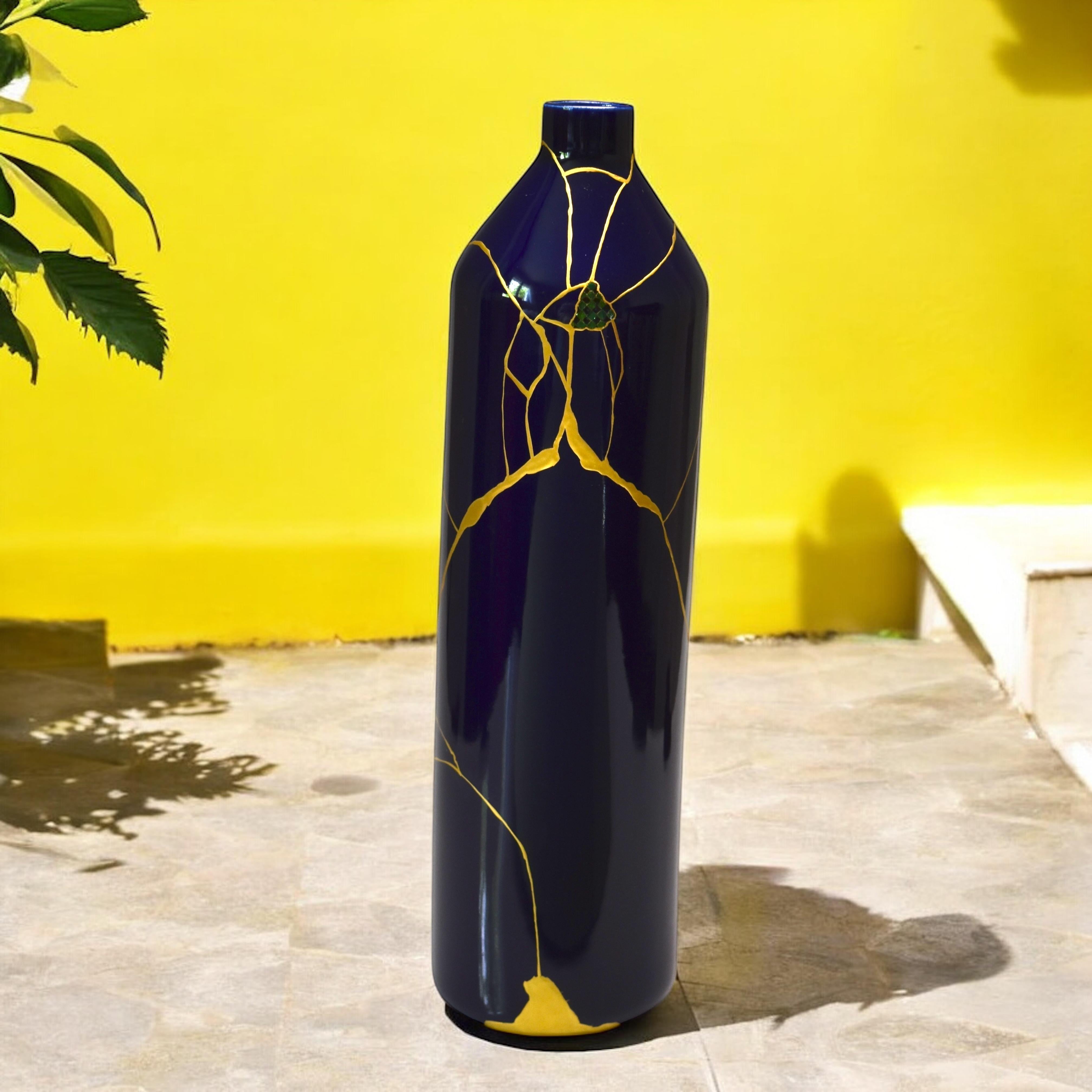 Porcellana Vaso blu Wabi-Sabi: Kintsugi dorato e intarsio di ali di scarabeo in vendita