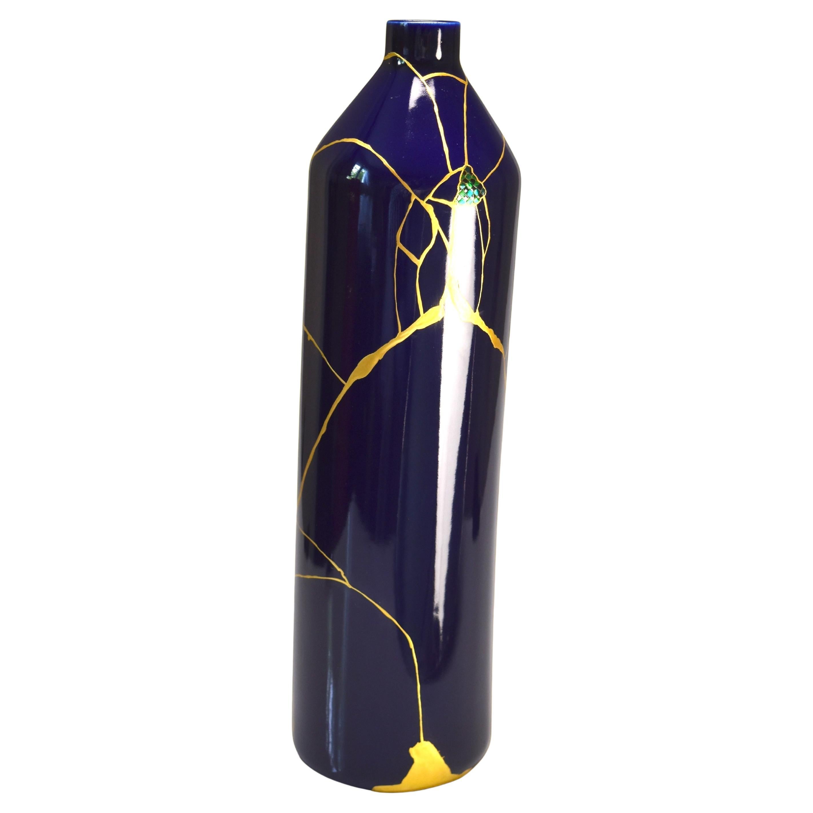 Jarrón Azul Wabi-Sabi: Kintsugi dorado e incrustaciones de alas de escarabajo