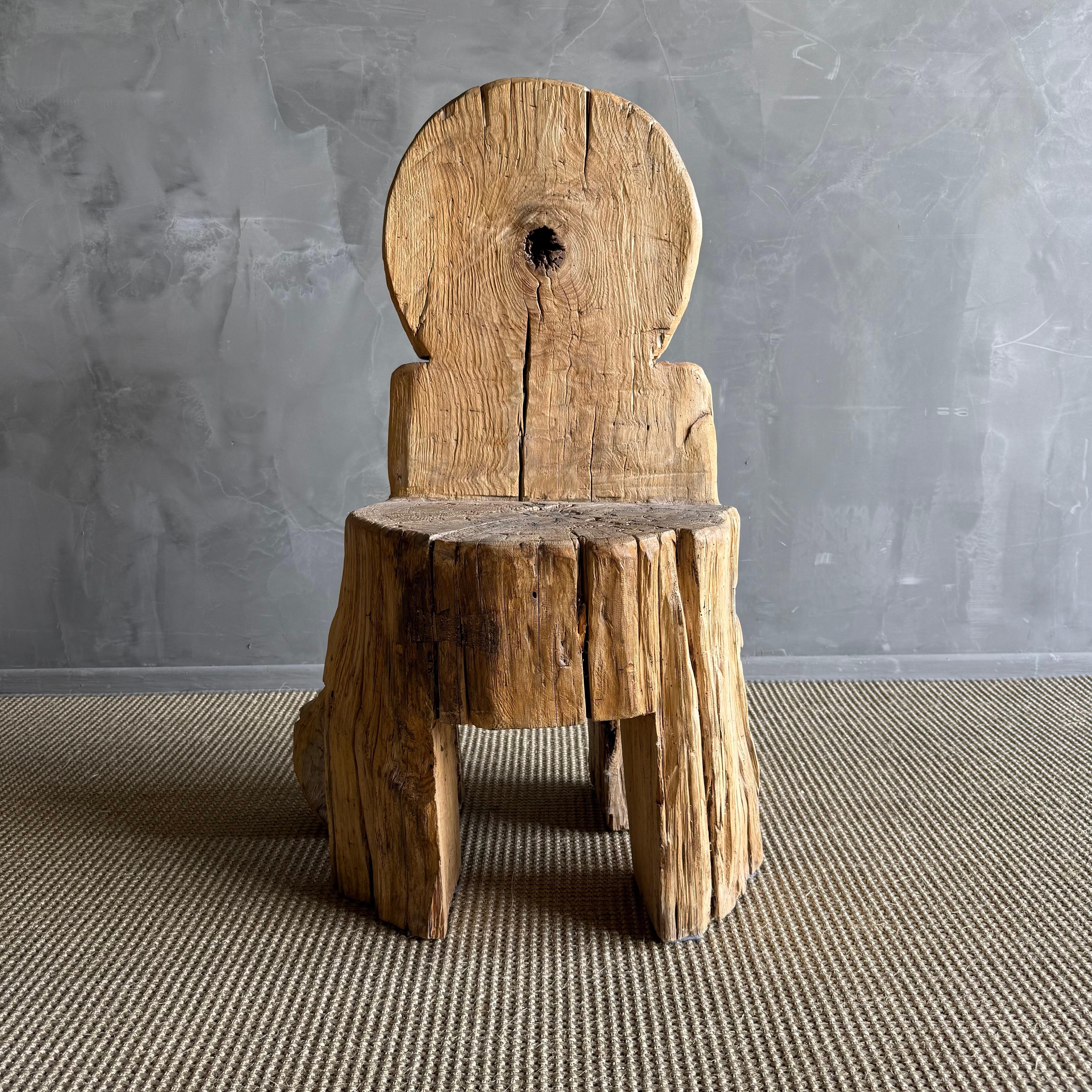 Aus einem massiven Baumstamm geschnitzter Holzstumpf-Stuhl.
Schönes Vintage-Stück, ein echtes Unikat. Ein Kunstwerk!
18 