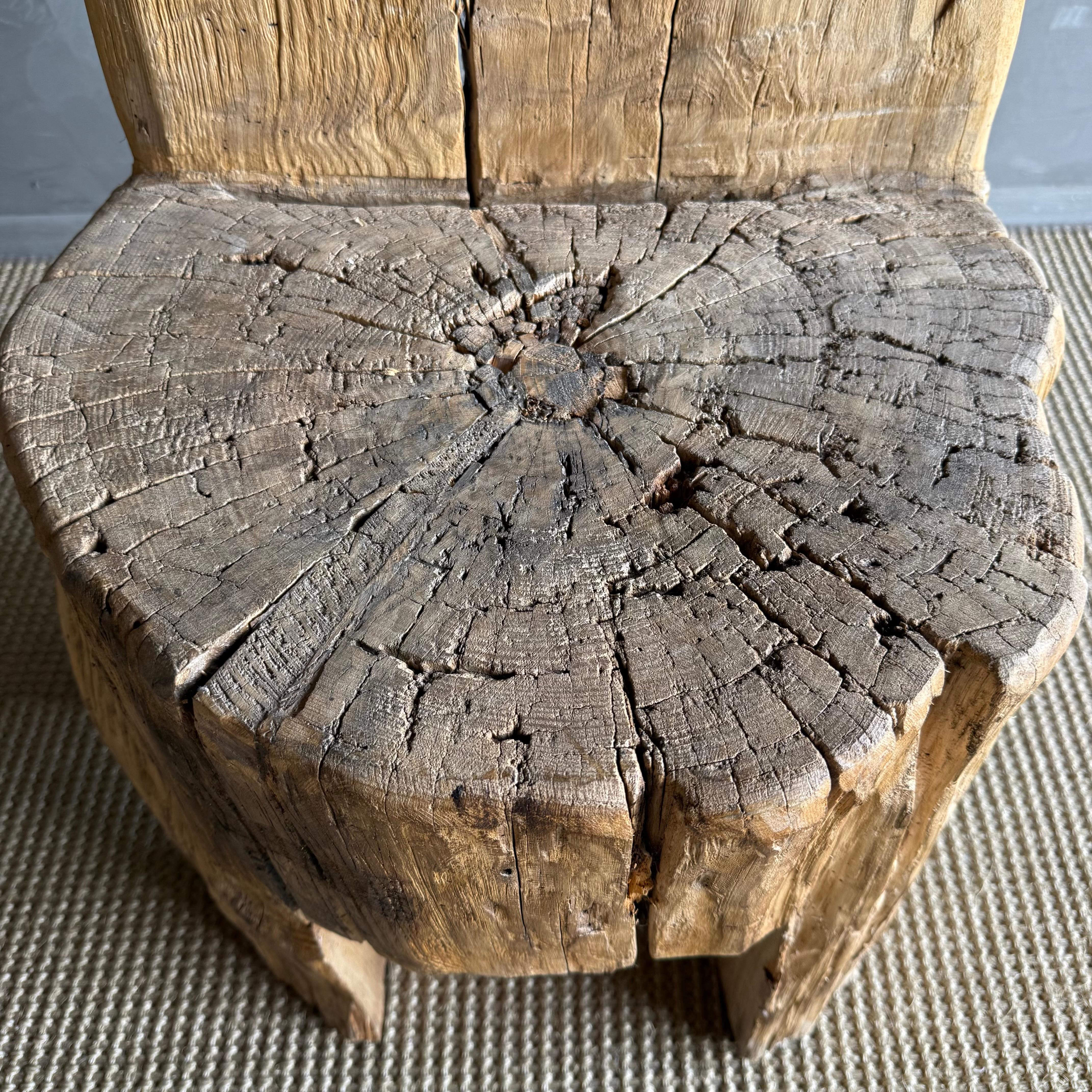 Wabi Sabi geschnitzter Baumstamm Stuhl Einzigartig im Zustand „Gut“ im Angebot in Old Town Orange, CA