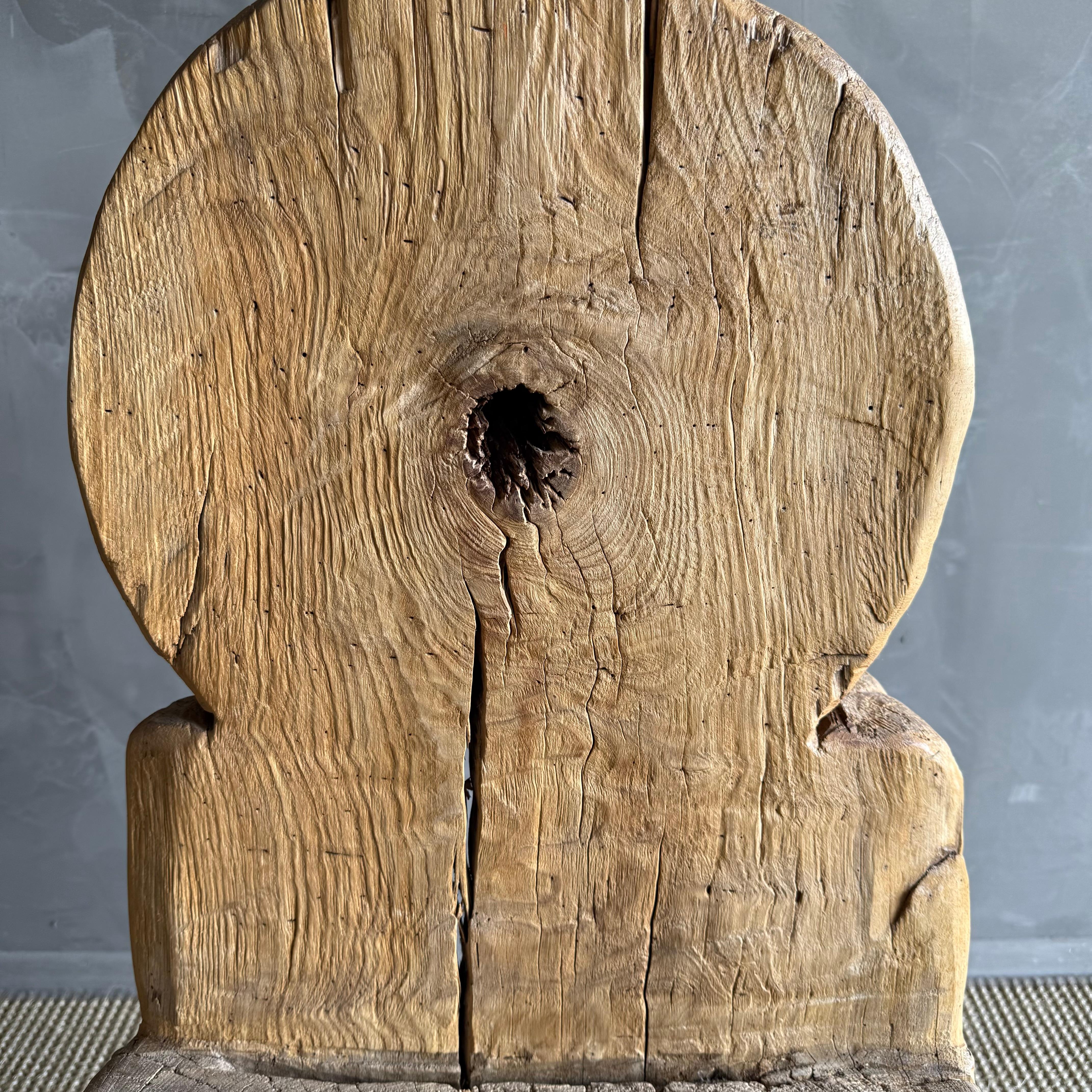 Wabi Sabi geschnitzter Baumstamm Stuhl Einzigartig (20. Jahrhundert) im Angebot