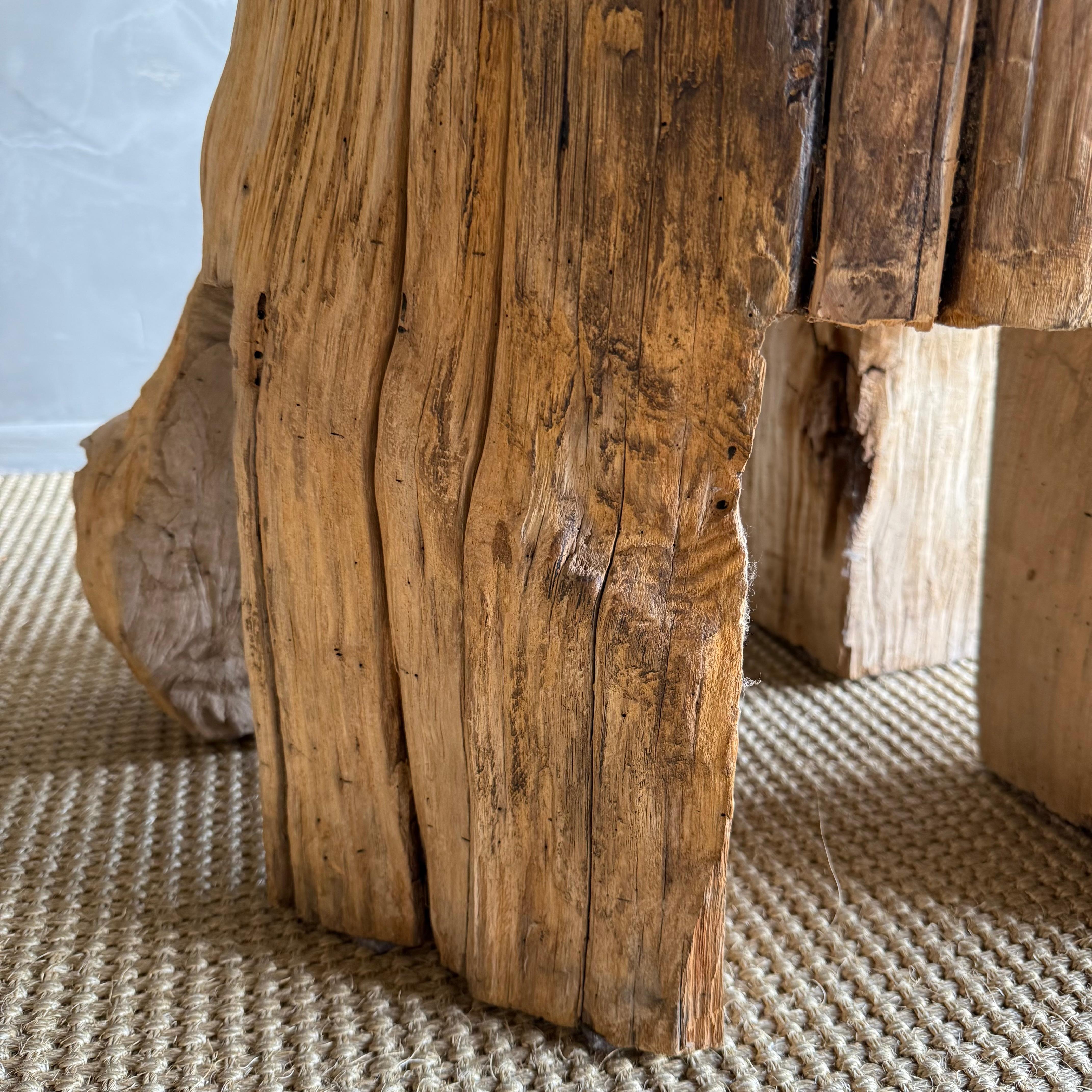 Wabi Sabi geschnitzter Baumstamm Stuhl Einzigartig (Holz) im Angebot