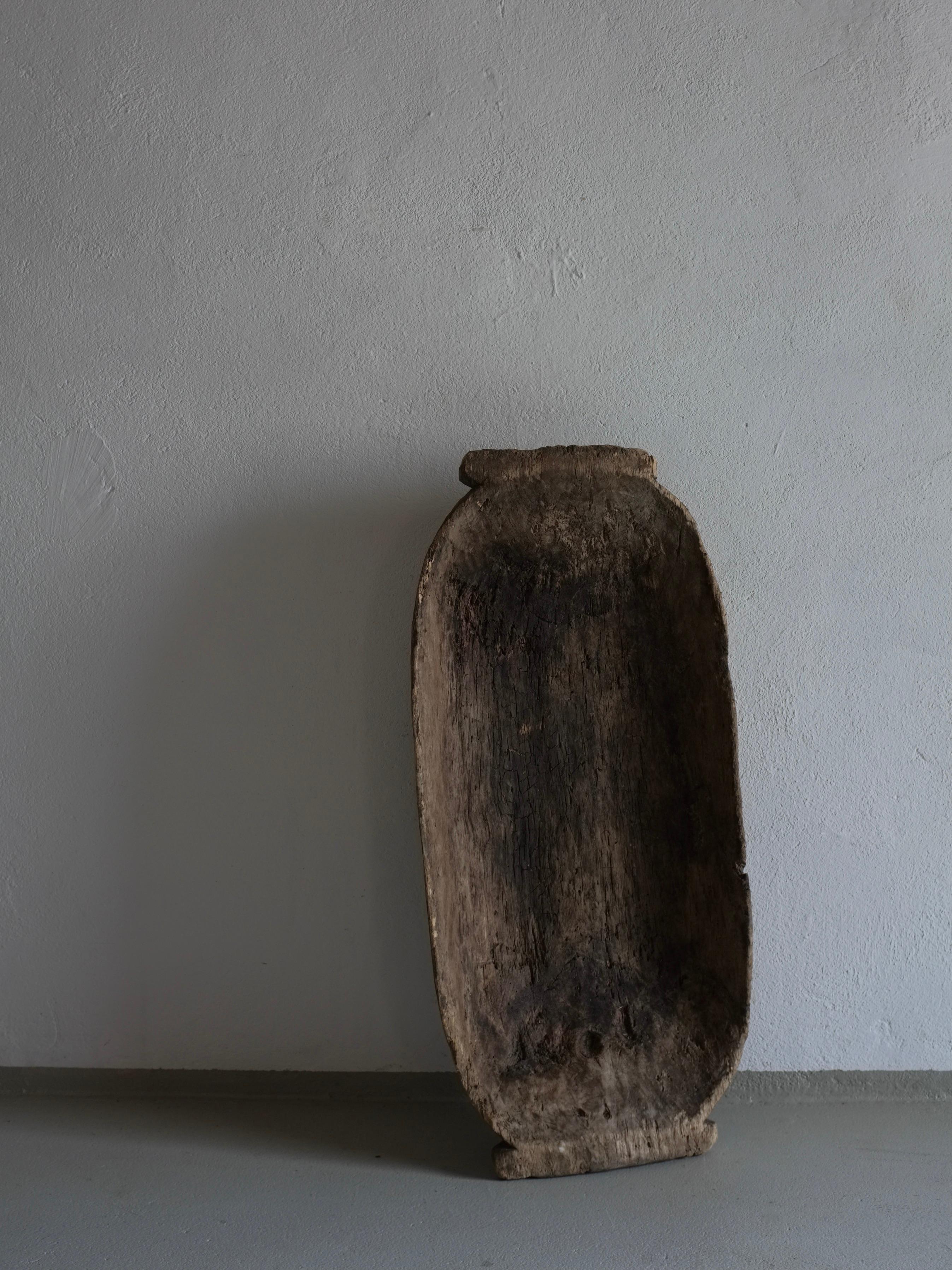 Ancien bol primitif en bois sculpté (#4) avec une belle patine. Bois vieilli, voir les photos.

Informations complémentaires :
Origine : Lettonie
Dimensions : L 60 cm x P 28 cm x H 9,5 cm 