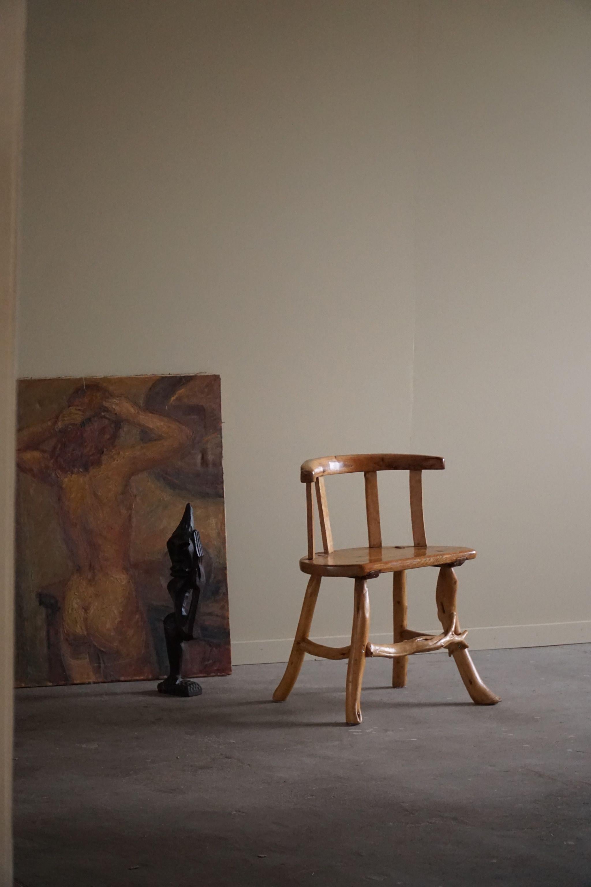Chaise scandinave décorative de forme organique en pin massif. Sculpté à la main par un ébéniste suédois dans les années 1950.

Cette chaise wabi sabi s'adapte à de nombreux types de décors. Un style d'intérieur moderne, scandinave ou Art déco.

Un
