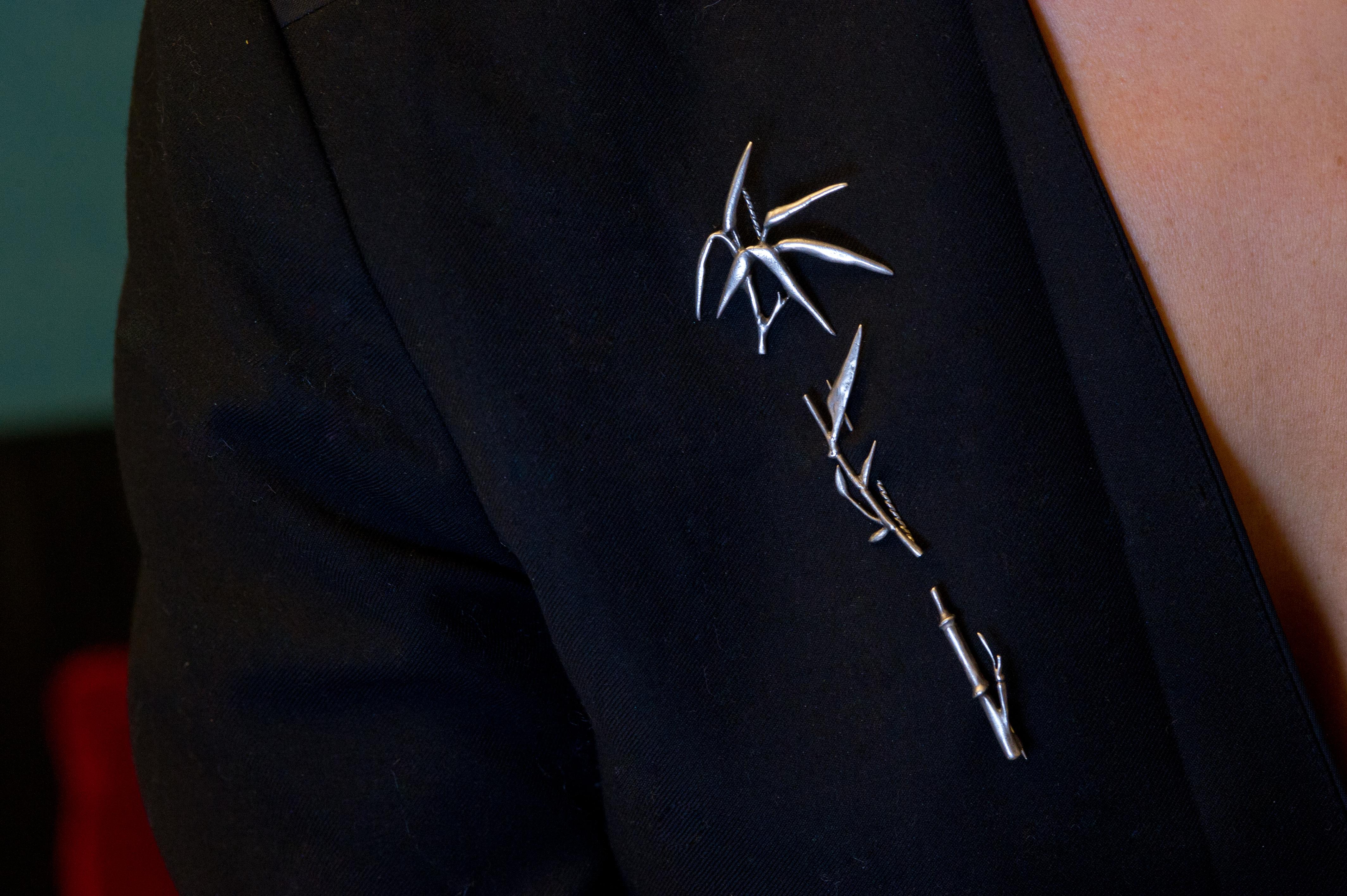 Broche Wabi-Sabi Hombre Contemporáneo de Plata Esmerilada Diseñado por el Artista en venta 6