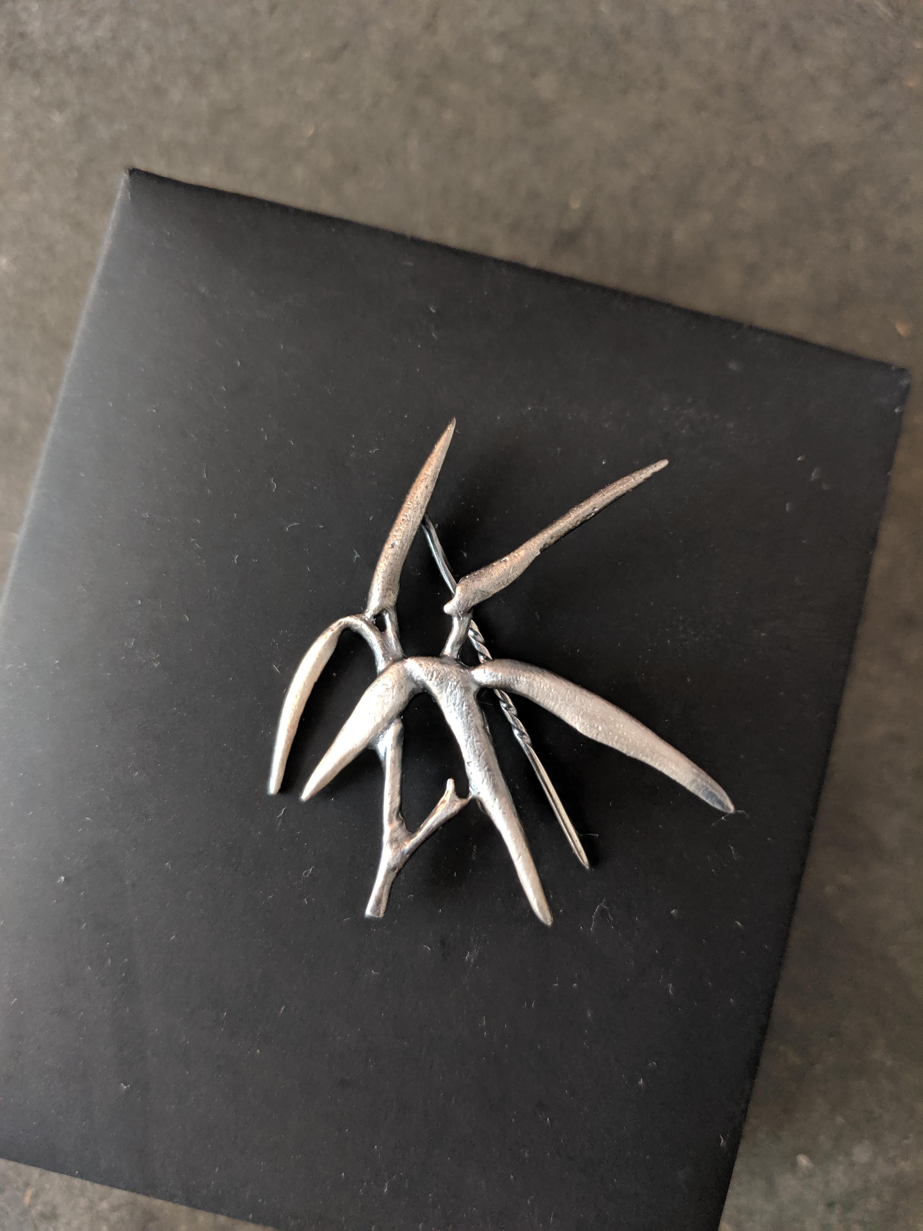 Broche Wabi-Sabi Hombre Contemporáneo de Plata Esmerilada Diseñado por el Artista en venta 8