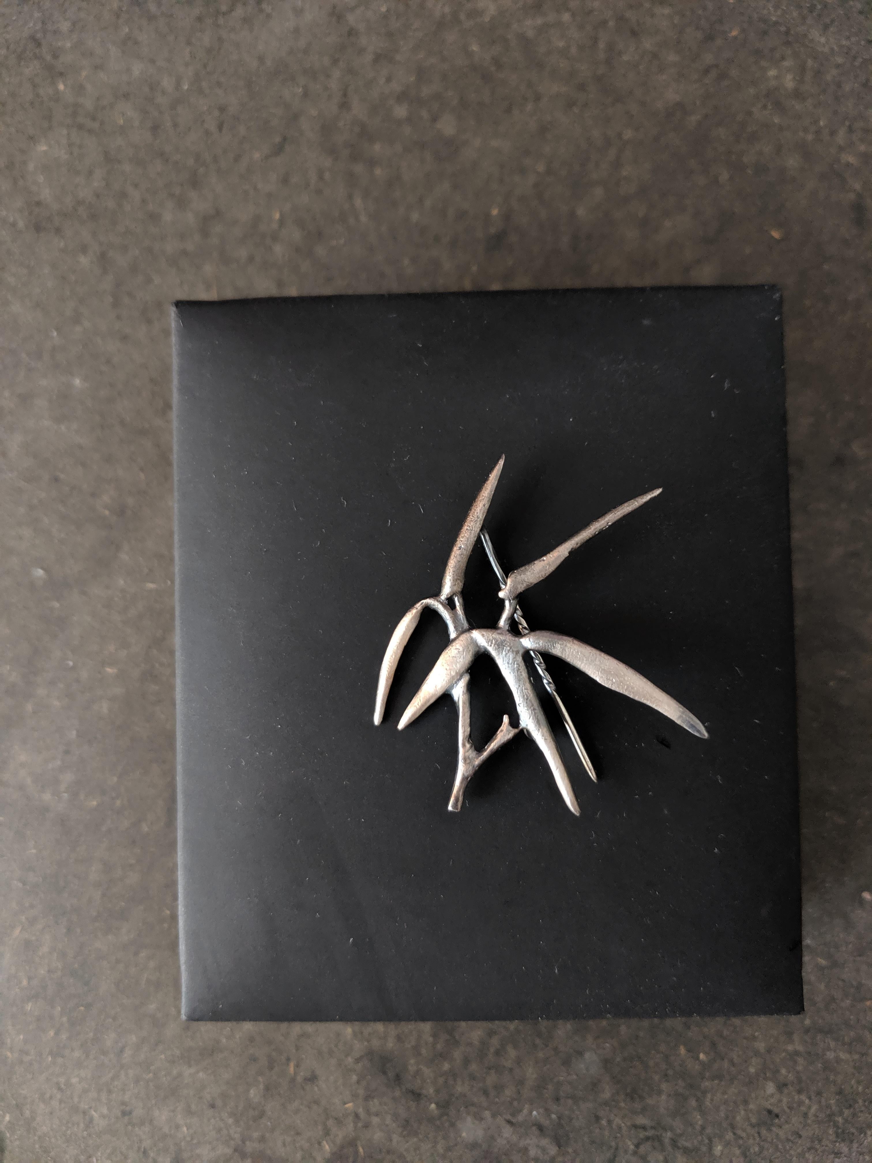 Broche Wabi-Sabi Hombre Contemporáneo de Plata Esmerilada Diseñado por el Artista en venta 3