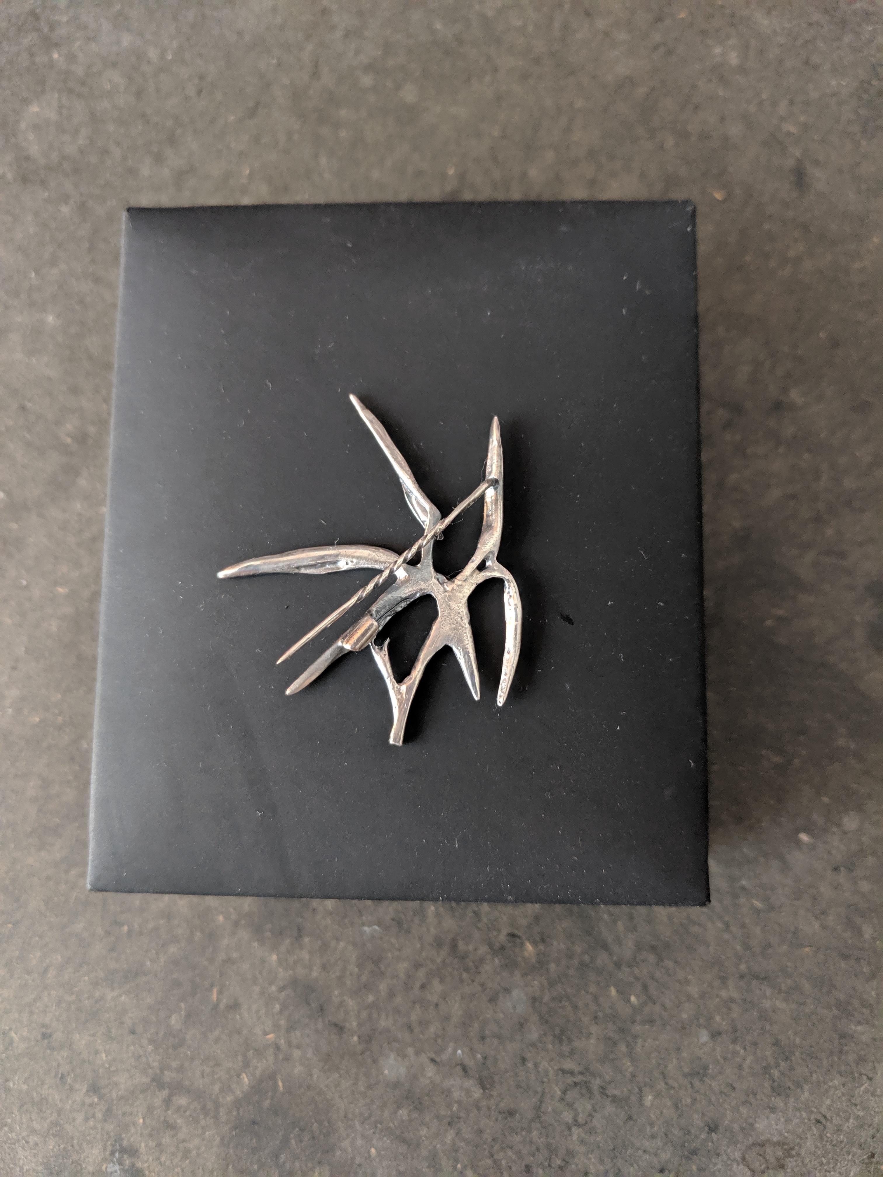 Broche Wabi-Sabi Hombre Contemporáneo de Plata Esmerilada Diseñado por el Artista en venta 5