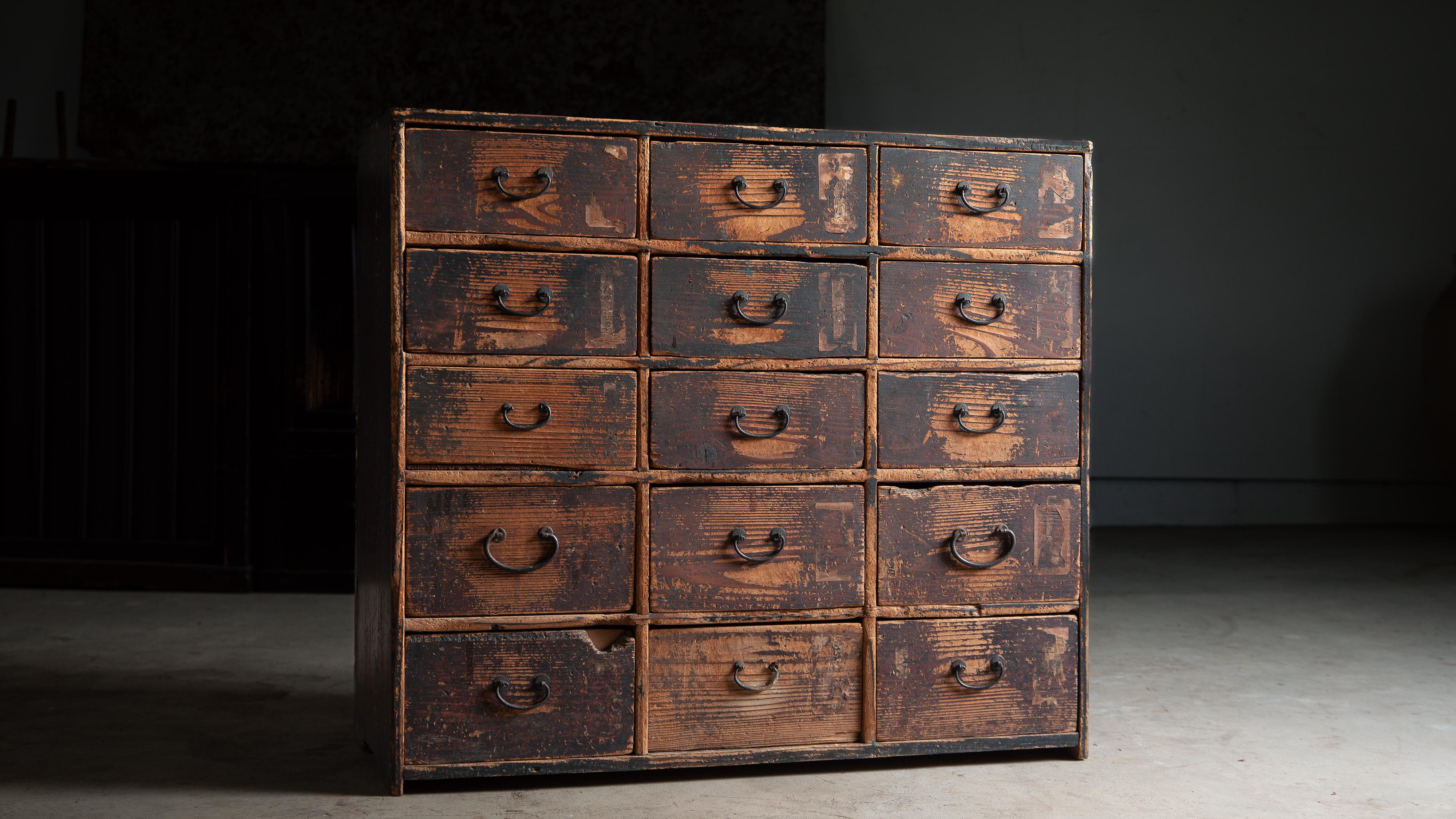 Produkt der späten Edo-Periode (schätzungsweise 1860er-1870er Jahre) in der Präfektur Aomori, Japan. Ursprünglich als Werkzeugtruhe oder Hausapotheke hergestellt, aus dicker, feiner, rötlicher Sugi-Zeder.

Die rustikale Oberfläche dieses Tansu