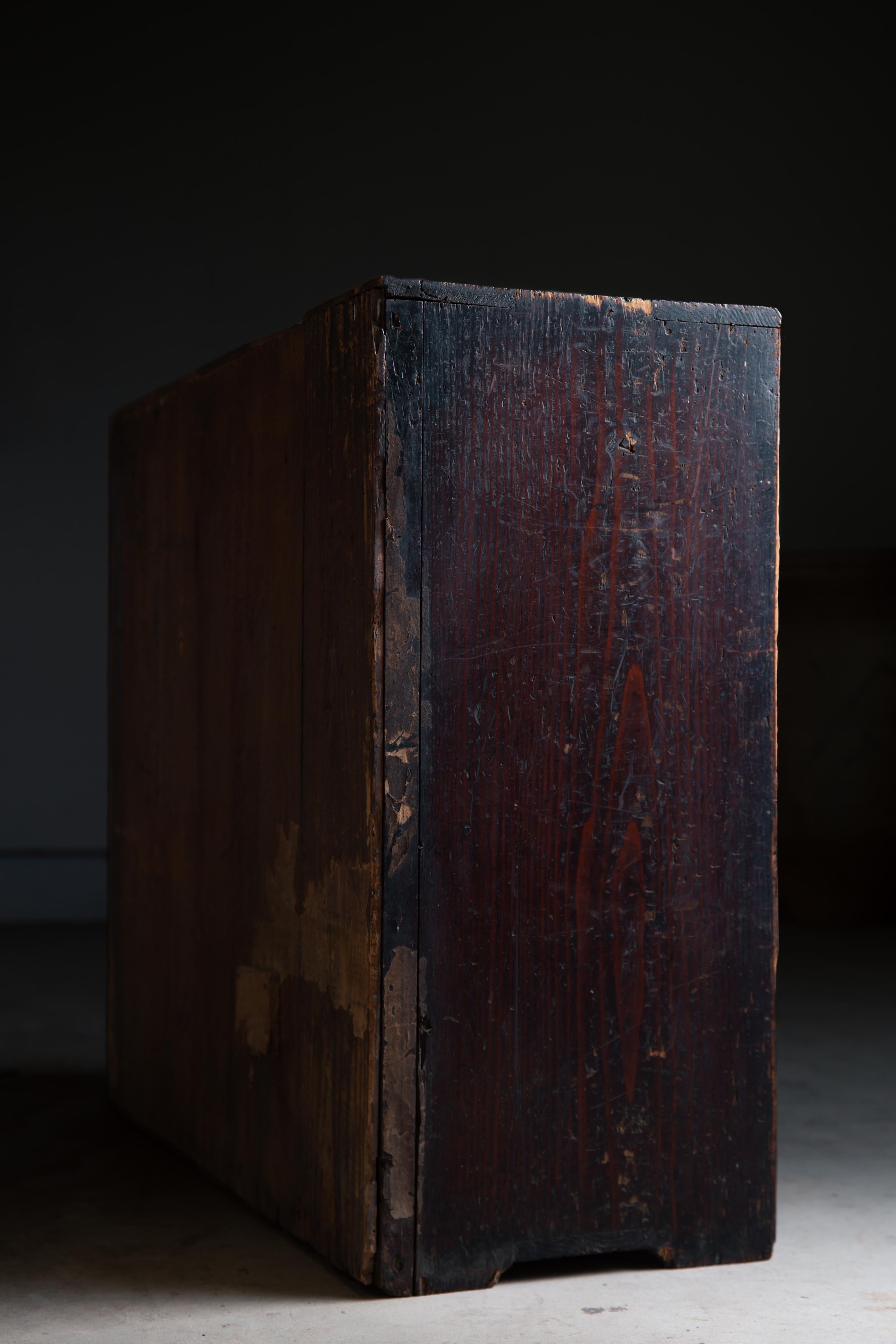 Japanische Wabi sabi dougu Kusuri Tansu, Werkzeug-Medizinkommode, Edo-Kommode, 19. Jahrhundert (Holz) im Angebot