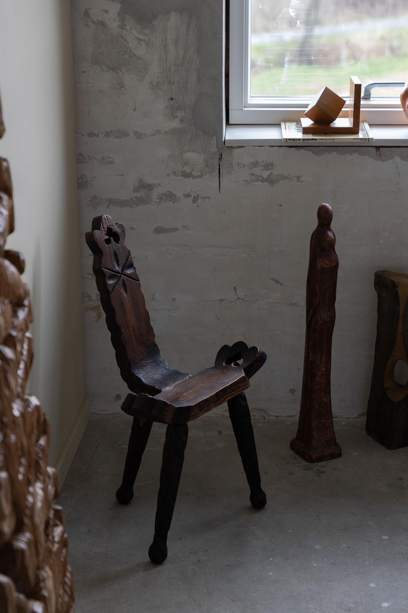 Baroque Chaise tripode en bois sculpté Wabi Sabi, début du 20ème siècle en vente