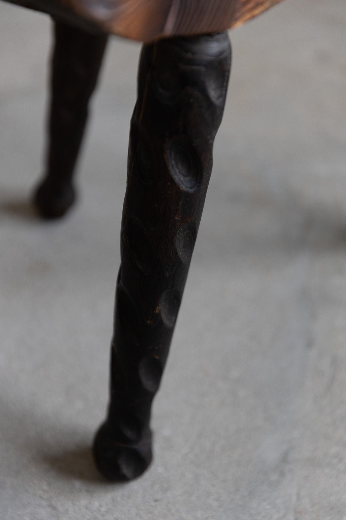Sculpté à la main Chaise tripode en bois sculpté Wabi Sabi, début du 20ème siècle en vente