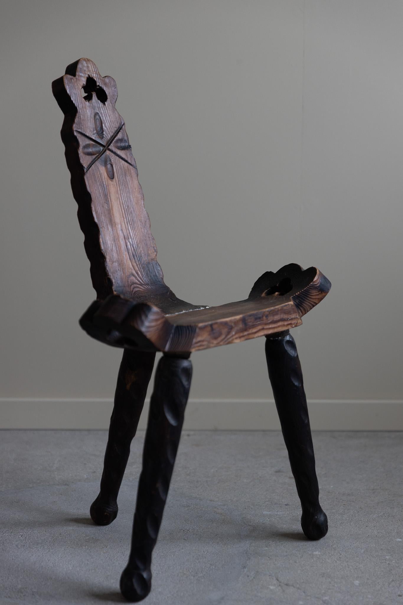Chaise tripode en bois sculpté Wabi Sabi, début du 20ème siècle Bon état - En vente à Odense, DK