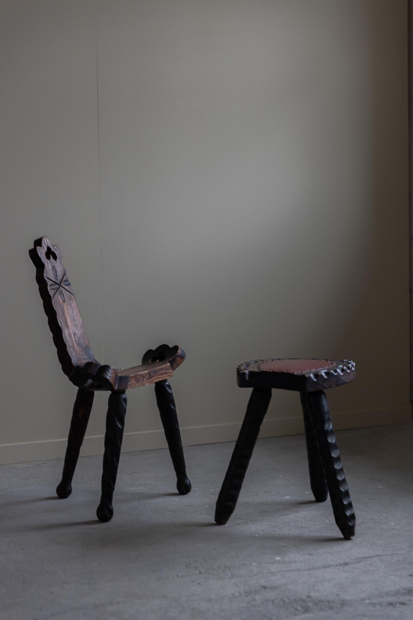 Wabi Sabi Französischer geschnitzter Dreibein-Stuhl aus Holz, frühes 20. Jahrhundert im Angebot 2