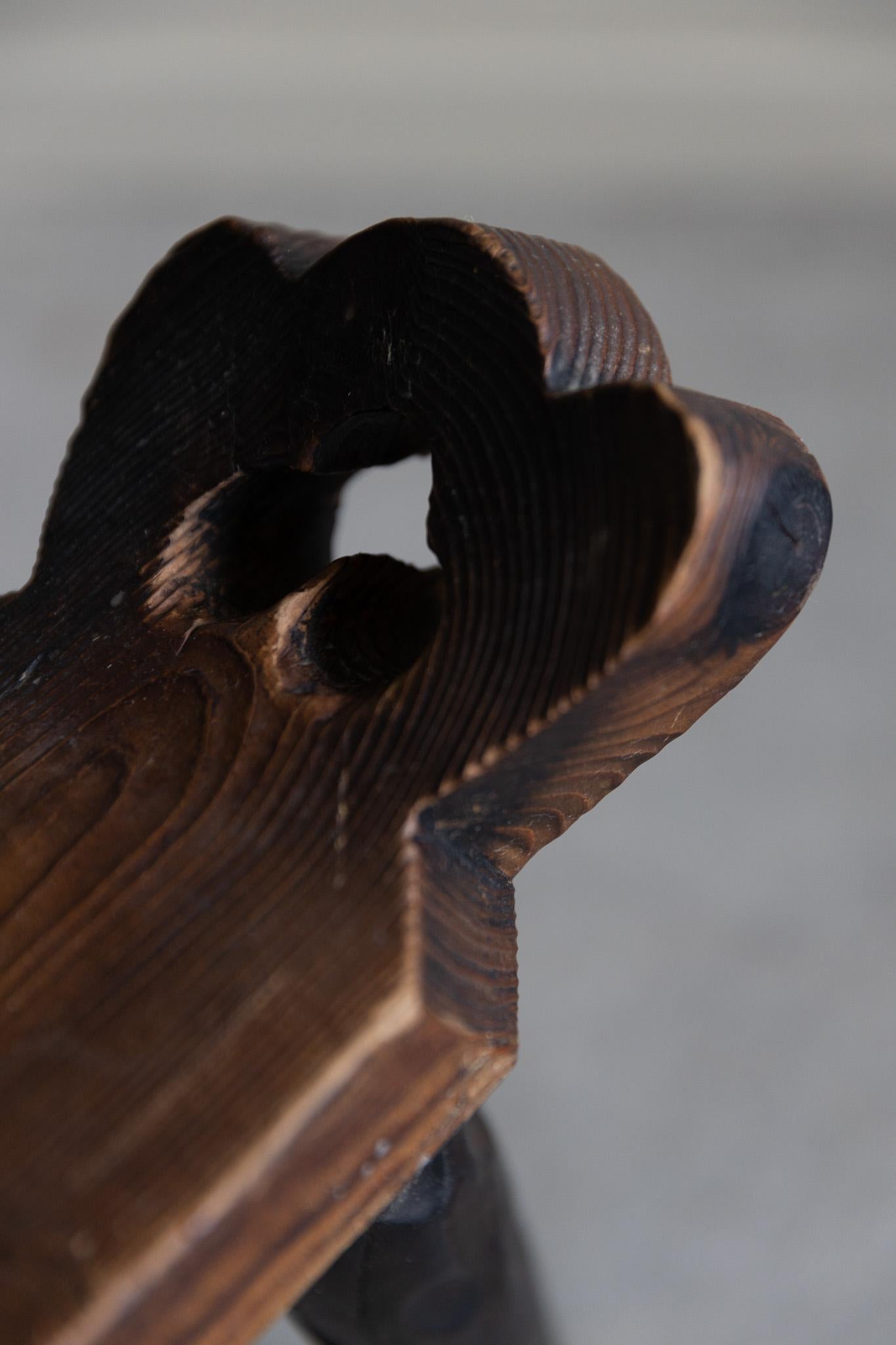Wabi Sabi Französischer geschnitzter Dreibein-Stuhl aus Holz, frühes 20. Jahrhundert im Angebot 4