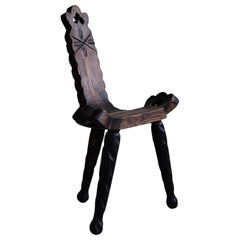 Silla trípode francesa de madera tallada Wabi Sabi, principios del siglo XX