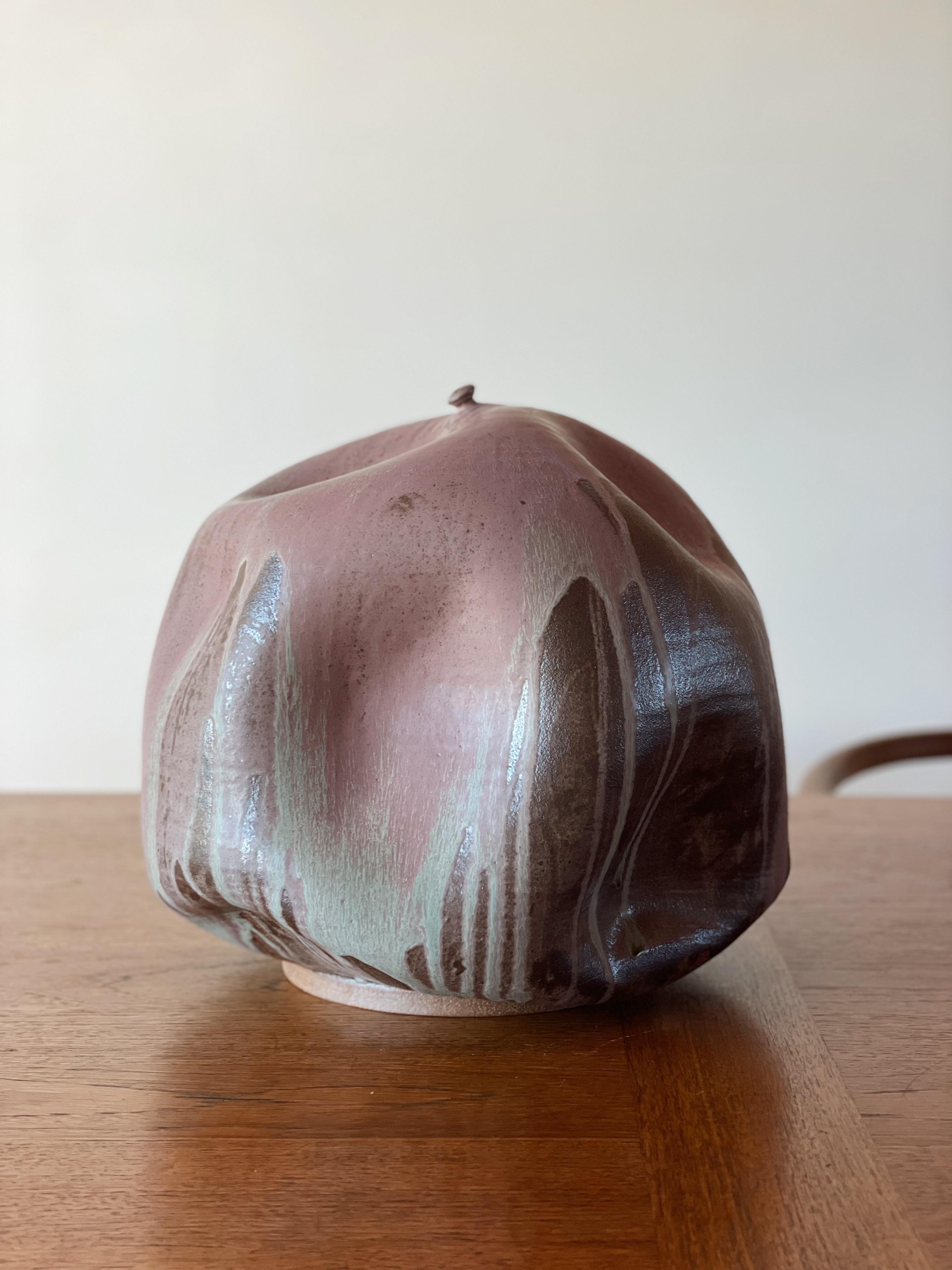 Joseph Skoby es un sudcaliforniano cuya obra se inspira en la naturaleza de su estado natal. Sus cerámicas, creadas en su propio y exuberante jardín, recuerdan su íntima danza con el océano como surfista de toda la vida, una forma pura de