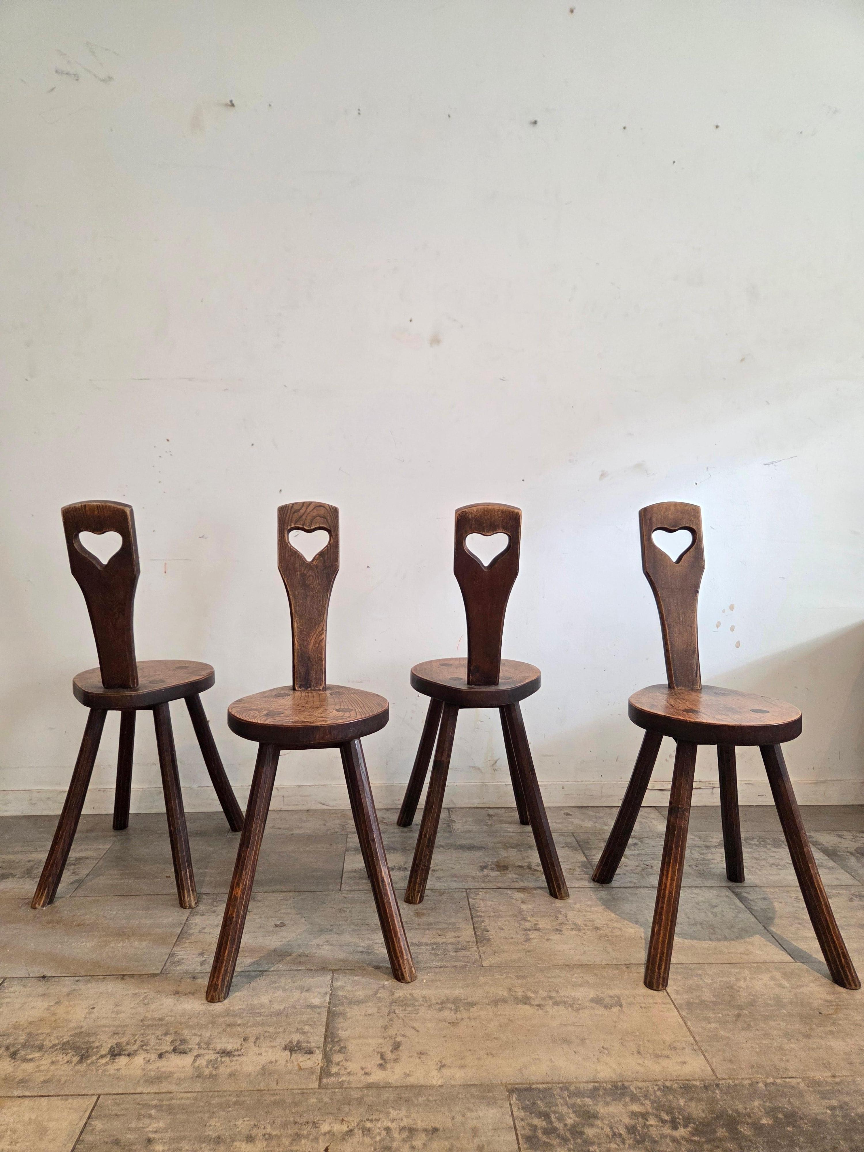 Tabourets en bois fabriqués à la main Wabi Sabi Bon état - En vente à Waasmunster, BE