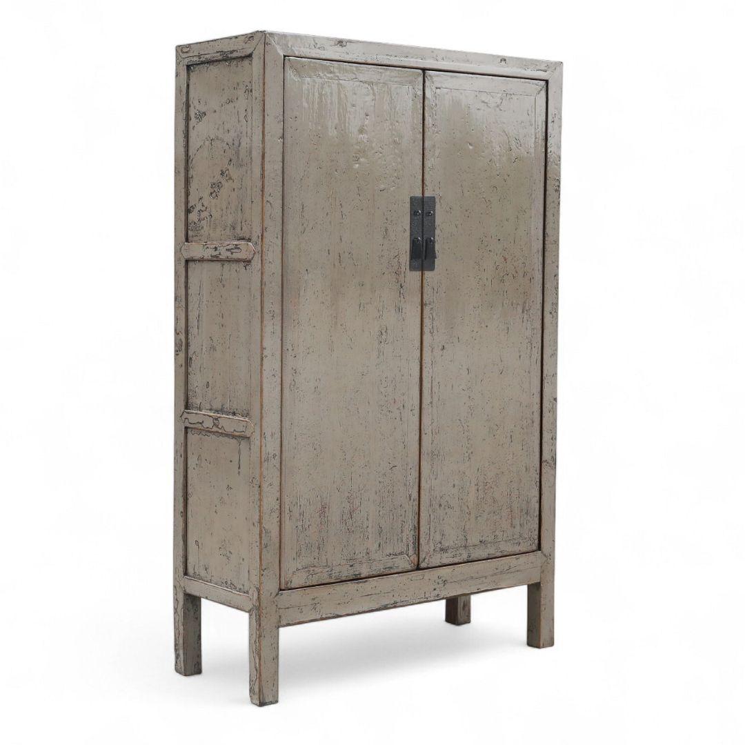 Un mobile alto splendidamente usurato proveniente da Shanxi, in Cina, realizzato in legno di olmo antico con una patina grigia. Questo pezzo incarna la tranquilla eleganza del wabi sabi, dove il tempo, l'uso e l'autenticità dei materiali creano una