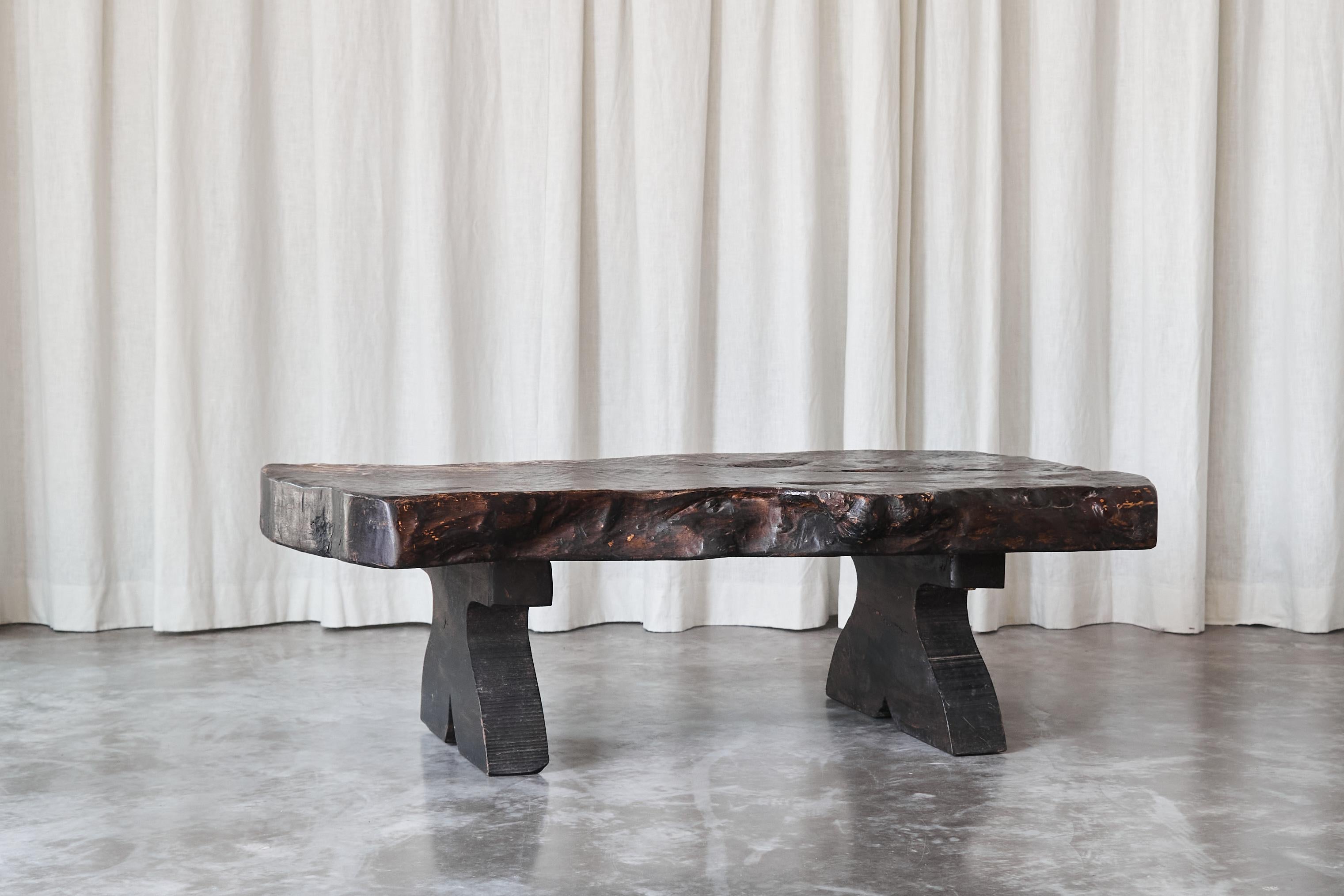 Table basse Wabi Sabi Live Edge en bois teinté foncé des années 1960 en vente 4