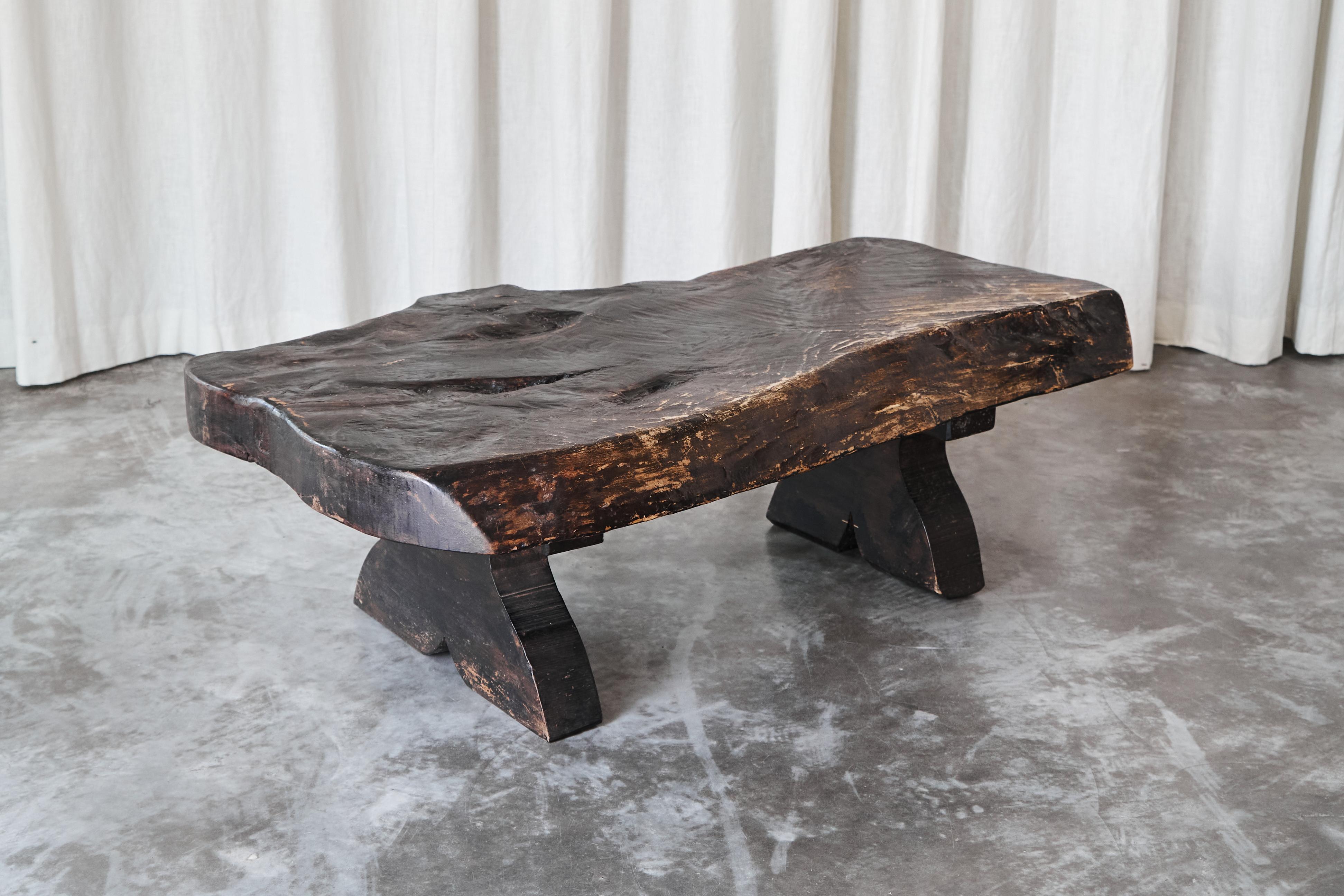 Table basse Wabi Sabi Live Edge en bois teinté foncé des années 1960 en vente 6