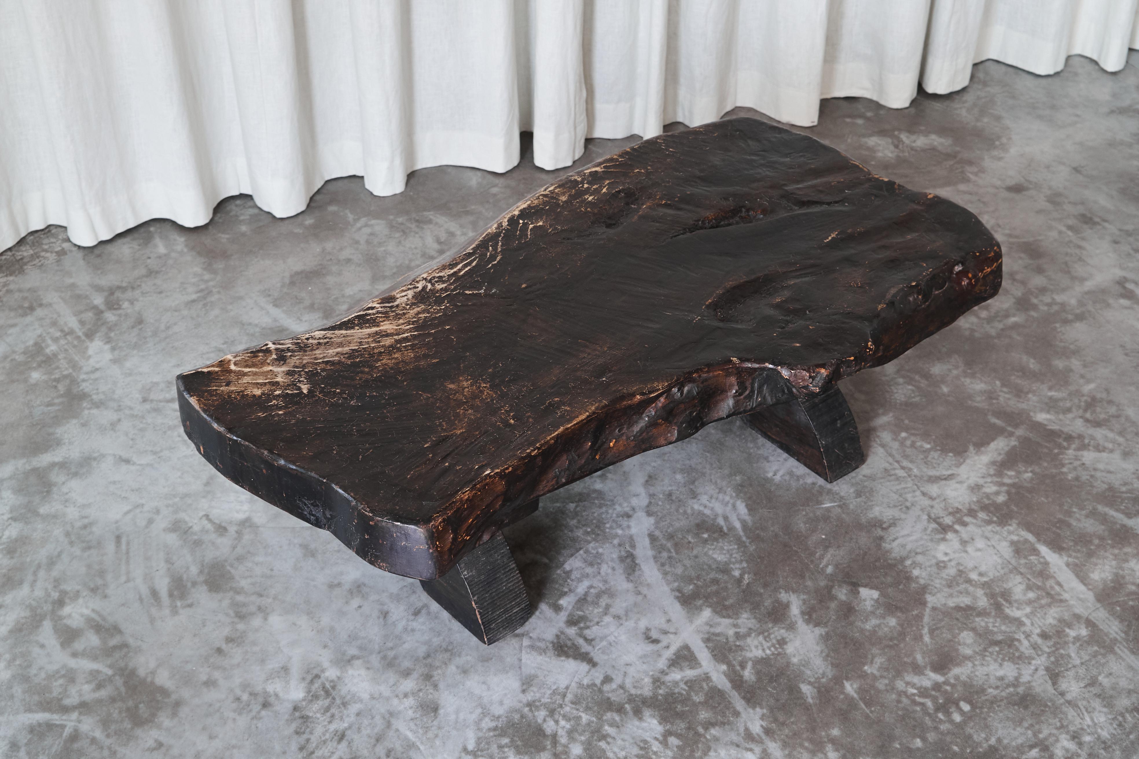 Table basse Wabi Sabi Live Edge en bois teinté foncé des années 1960 en vente 8