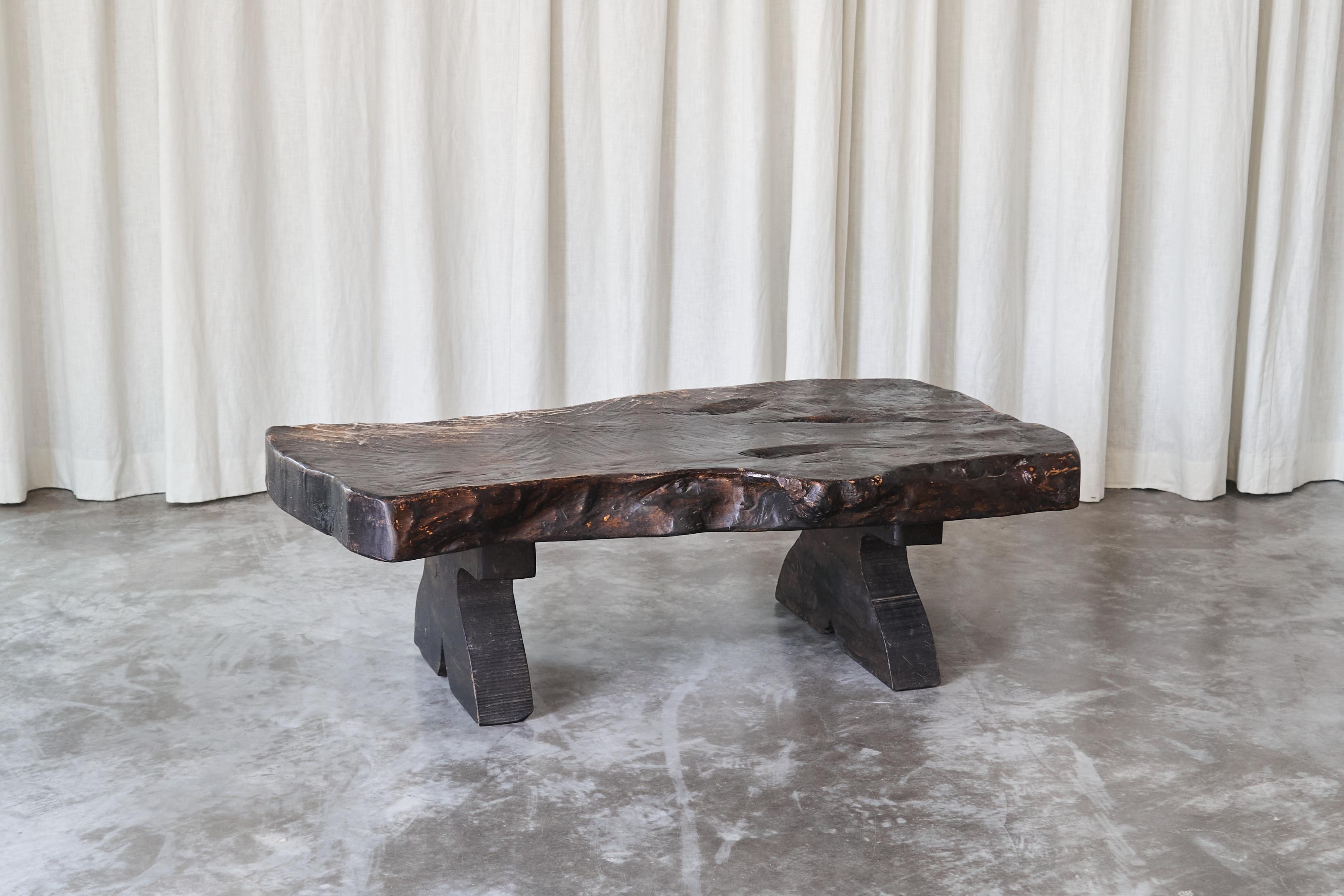Table basse Wabi Sabi en bois teinté foncé, Europe, années 1960.

Cette table basse Wabi Sabi des années 1960 est une pièce impressionnante. Avec l'aspect rugueux du bois teinté foncé et vieilli, et la base un peu trapue mais élégante, il ne manque