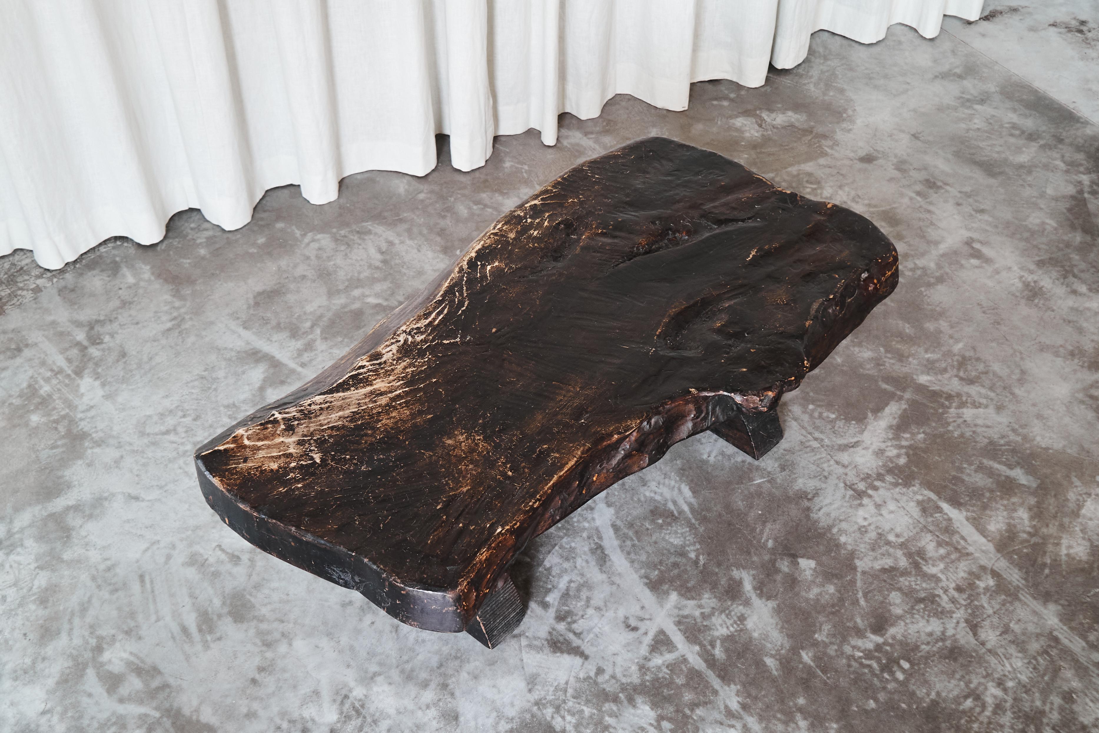 Mid-Century Modern Table basse Wabi Sabi Live Edge en bois teinté foncé des années 1960 en vente