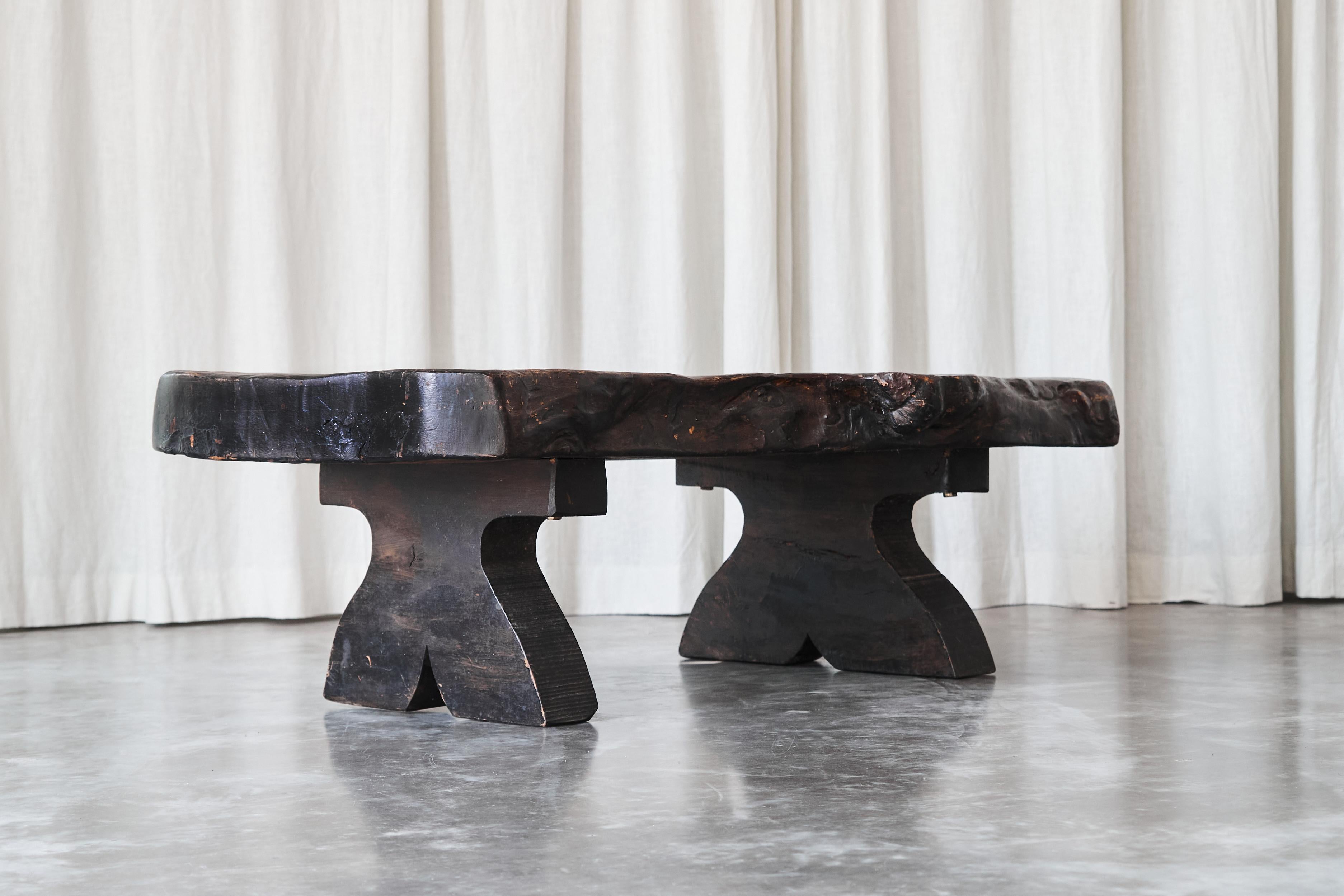 Européen Table basse Wabi Sabi Live Edge en bois teinté foncé des années 1960 en vente