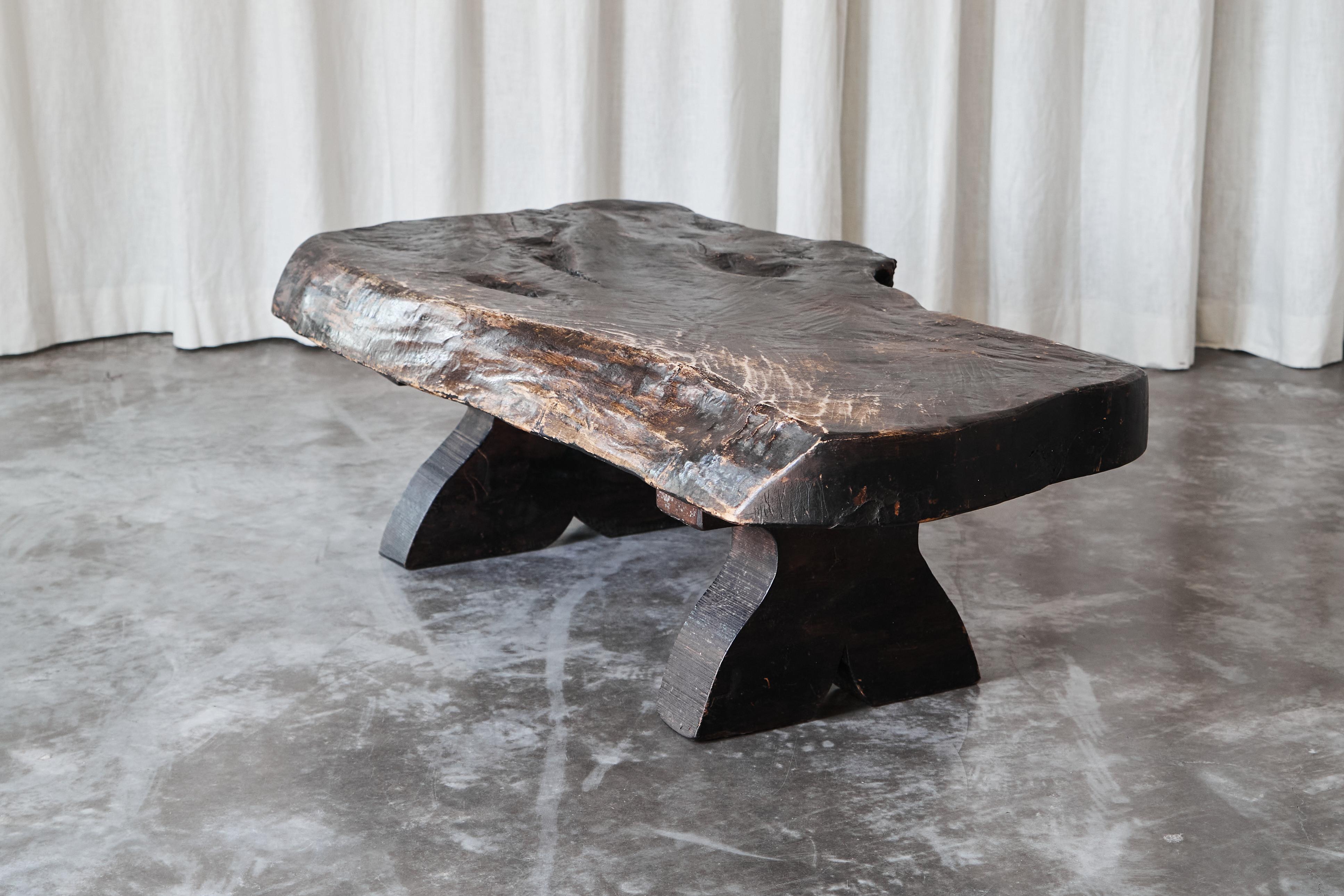 Fait main Table basse Wabi Sabi Live Edge en bois teinté foncé des années 1960 en vente