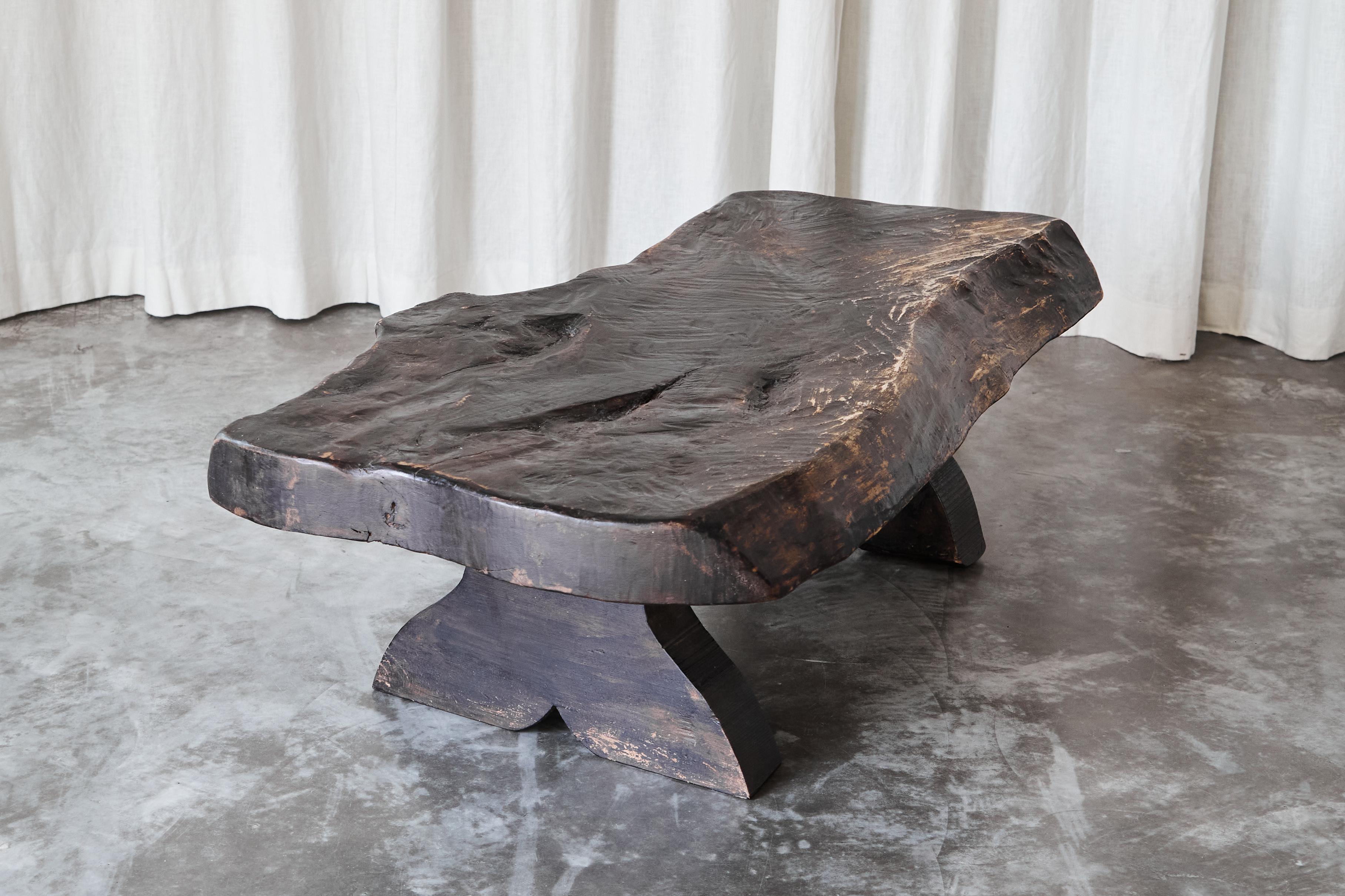 Table basse Wabi Sabi Live Edge en bois teinté foncé des années 1960 Bon état - En vente à Meer, VAN