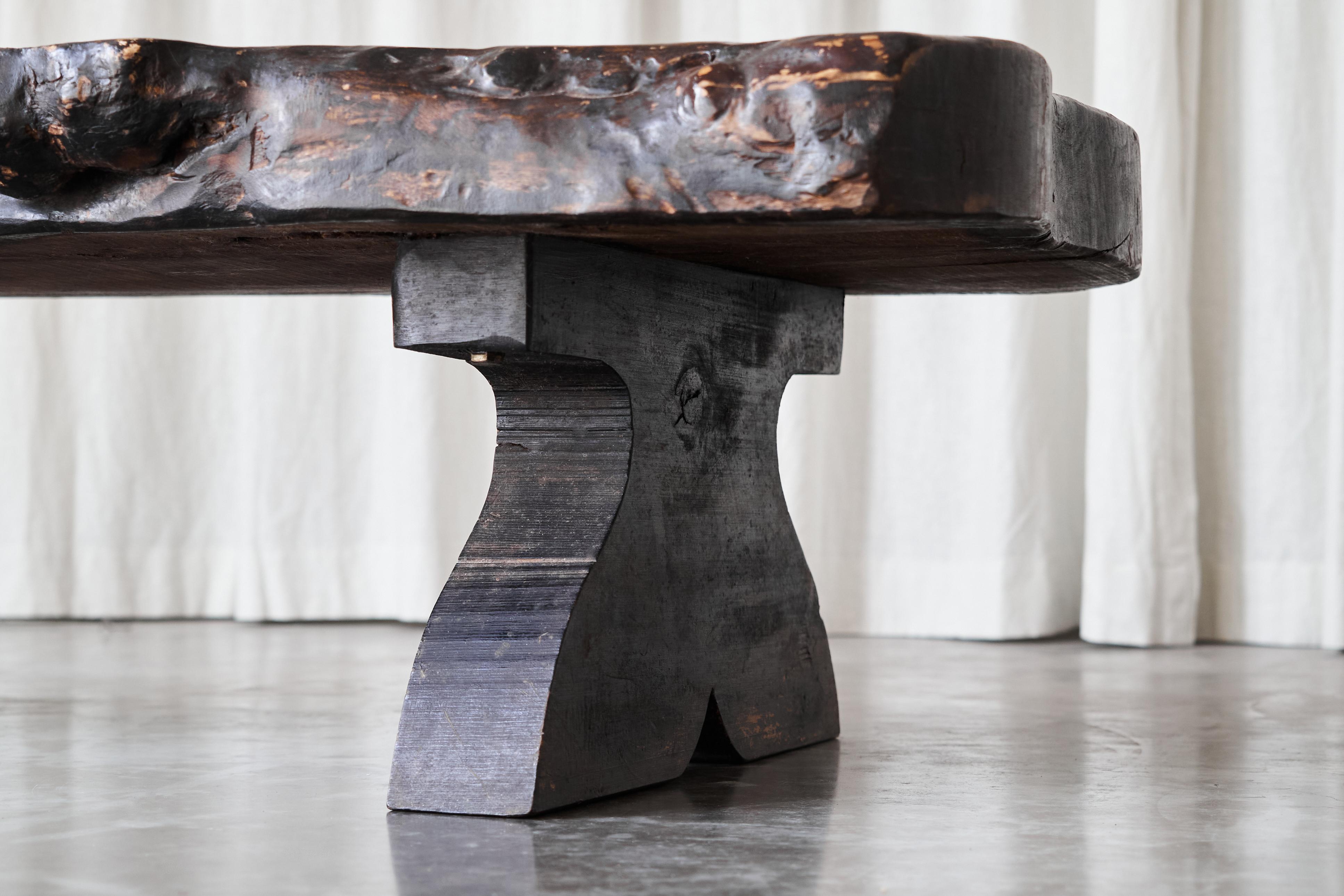 20ième siècle Table basse Wabi Sabi Live Edge en bois teinté foncé des années 1960 en vente