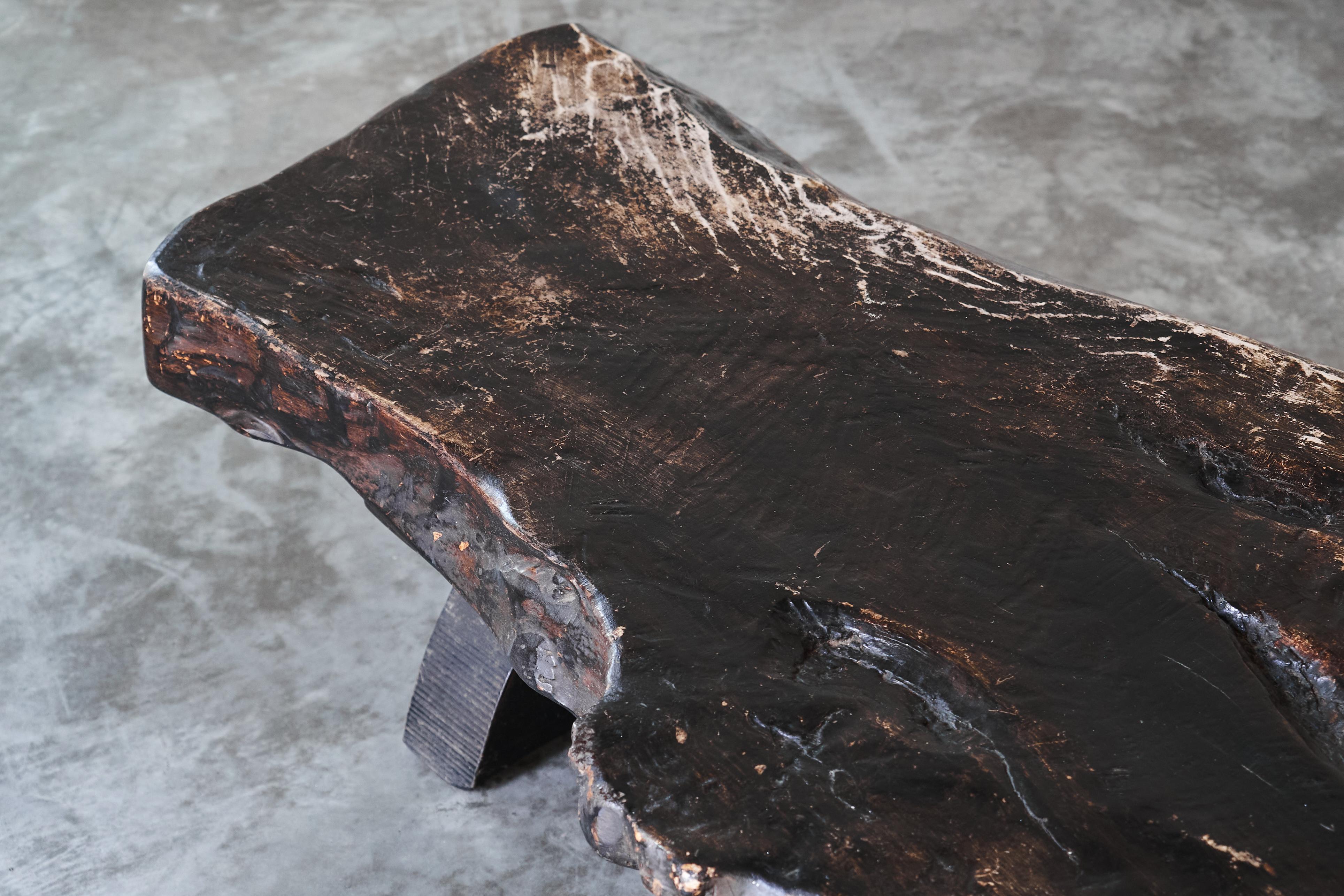 Bois Table basse Wabi Sabi Live Edge en bois teinté foncé des années 1960 en vente