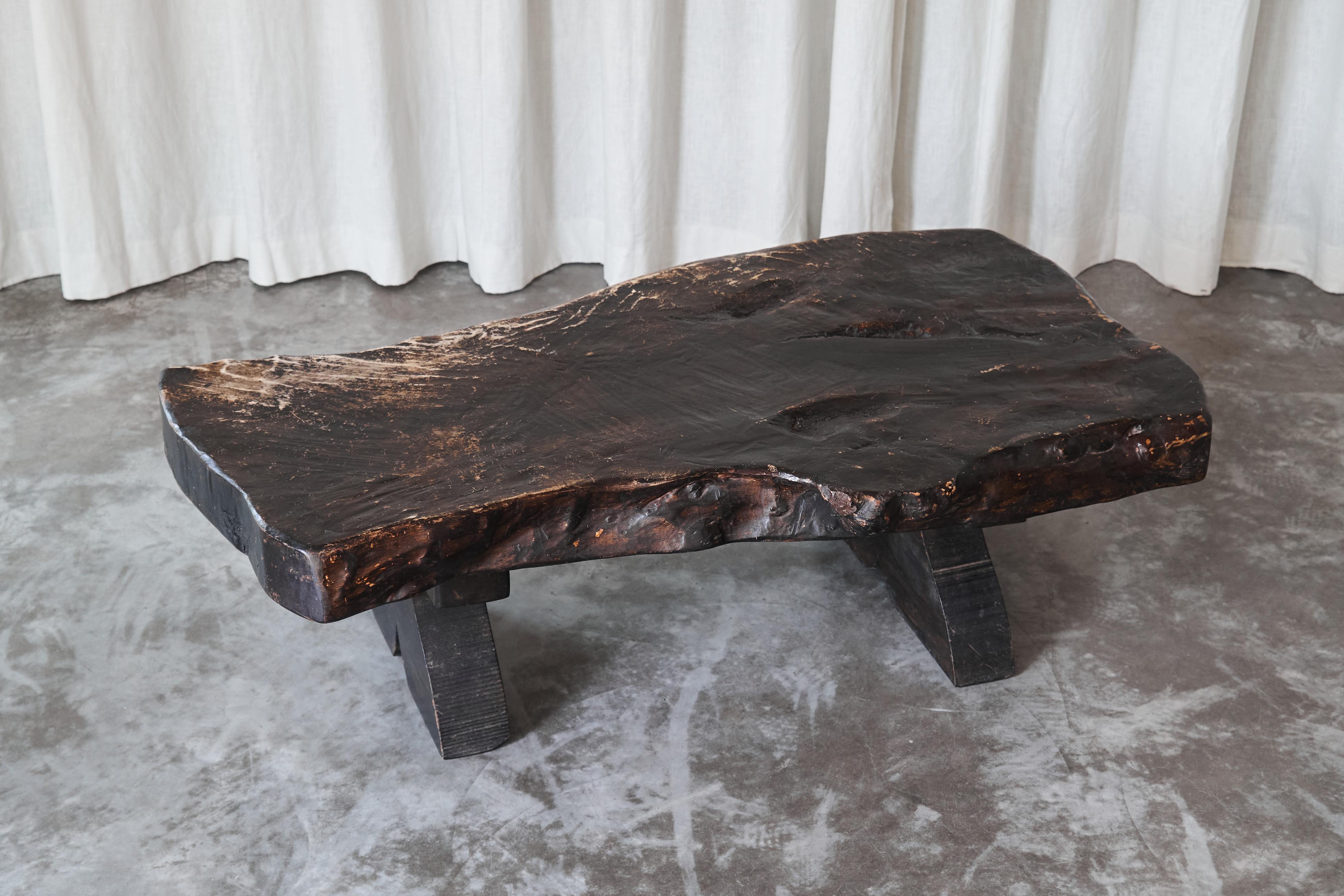 Table basse Wabi Sabi Live Edge en bois teinté foncé des années 1960 en vente 1
