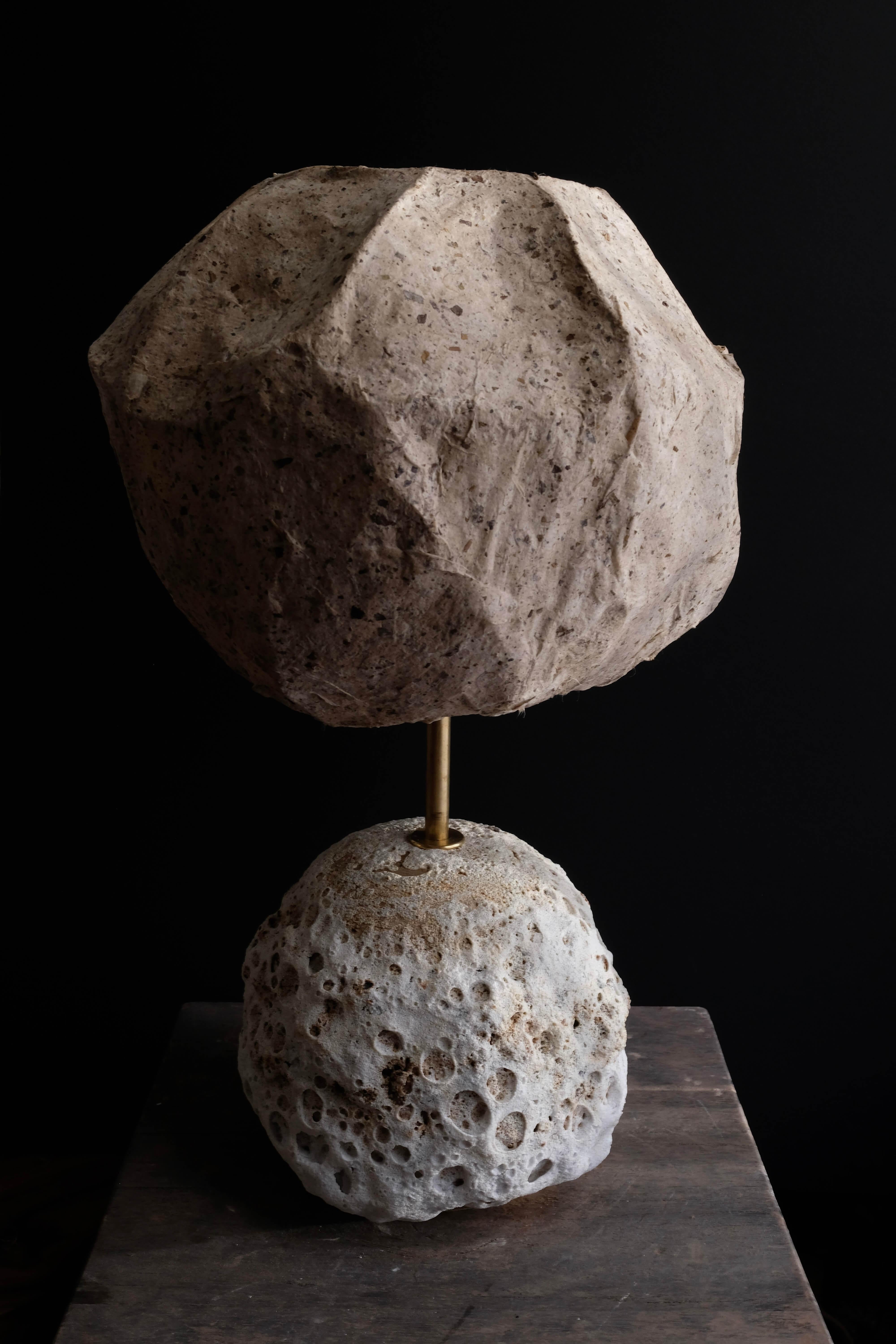 Verleihen Sie Ihrem Raum einen warmen, natürlichen Touch mit dieser wunderschönen Keramiklampe. Der runde Tonsockel ist mit einer vulkanischen Glasur versehen, die der kraterförmigen Oberfläche des Mondes wunderschön ähnelt, mit einzigartigen Rissen