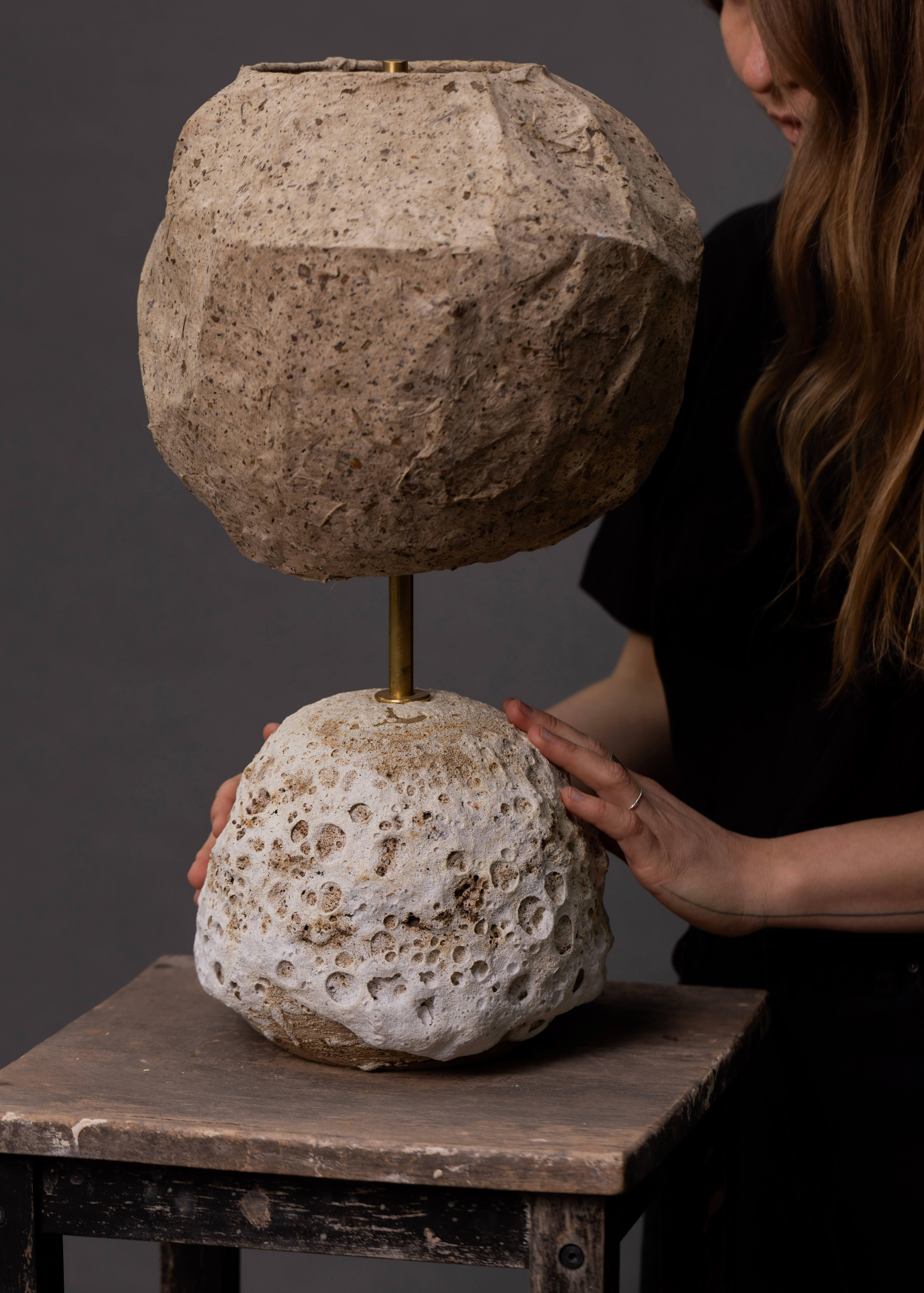 Wabi-Sabi Mondlampe - Handgefertigtes Dekor für ruhige, minimalistische Innenräume (Moderne) im Angebot