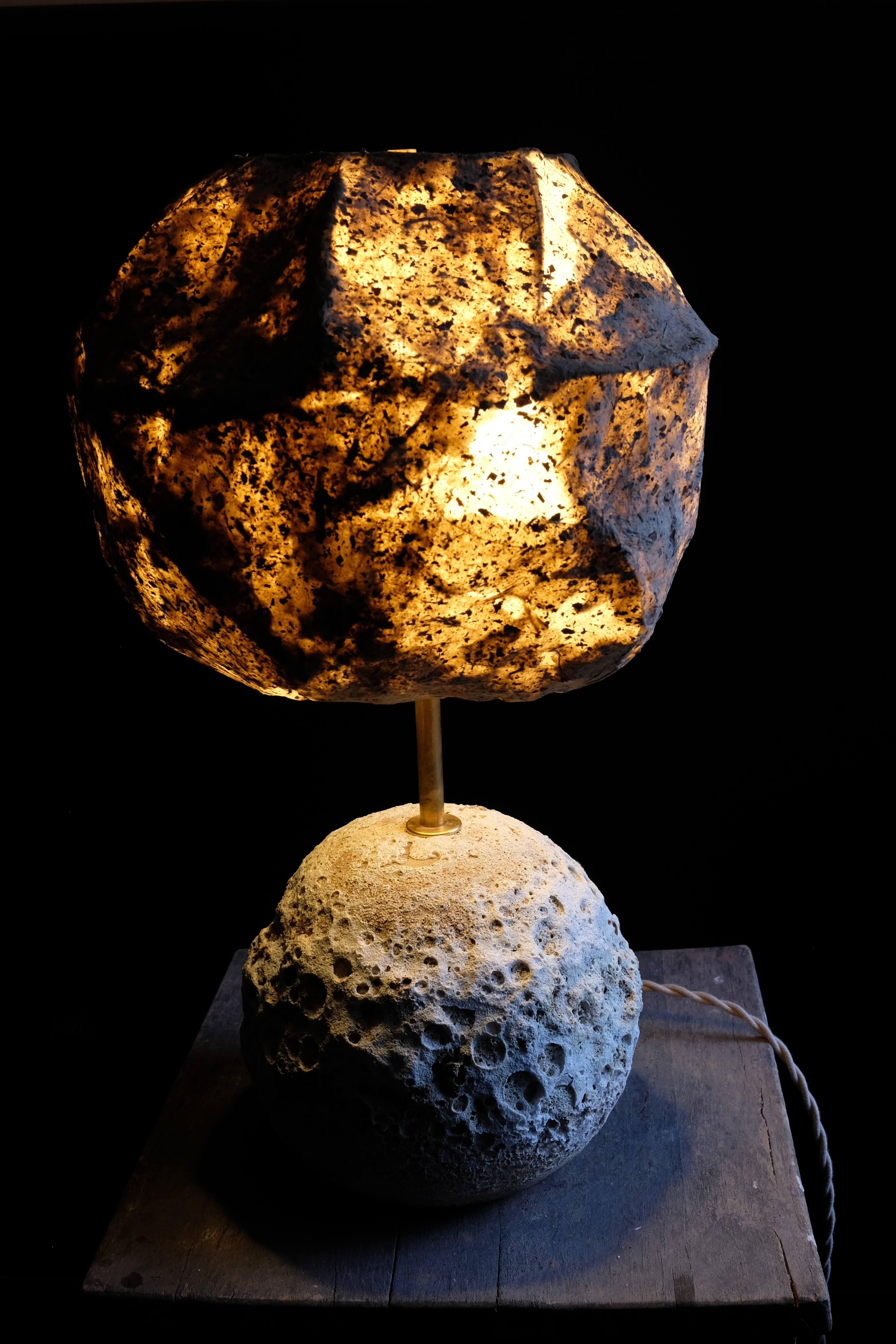 Wabi-Sabi Mondlampe - Handgefertigtes Dekor für ruhige, minimalistische Innenräume (amerikanisch) im Angebot