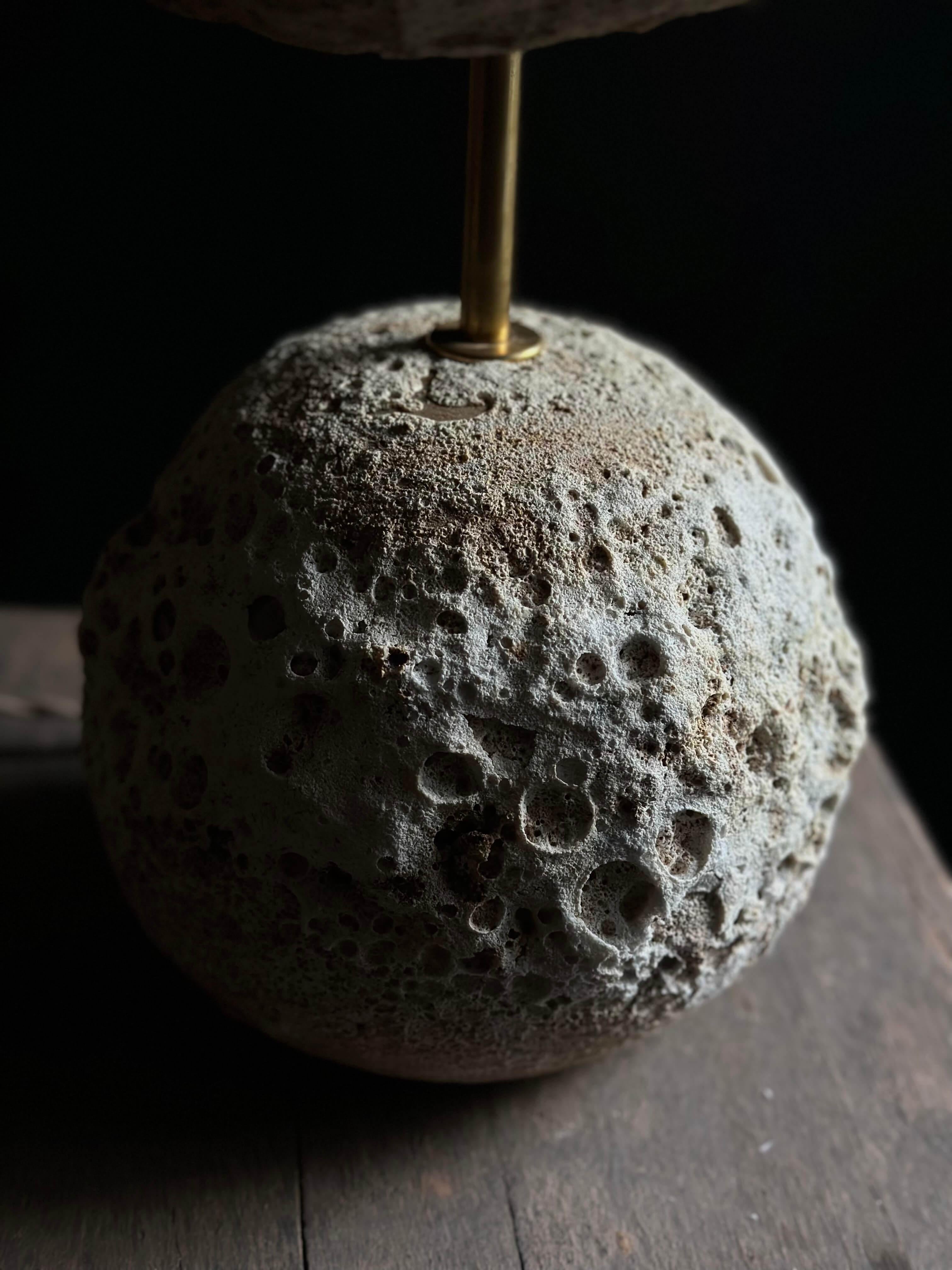 Wabi-Sabi Mondlampe - Handgefertigtes Dekor für ruhige, minimalistische Innenräume (Metall) im Angebot