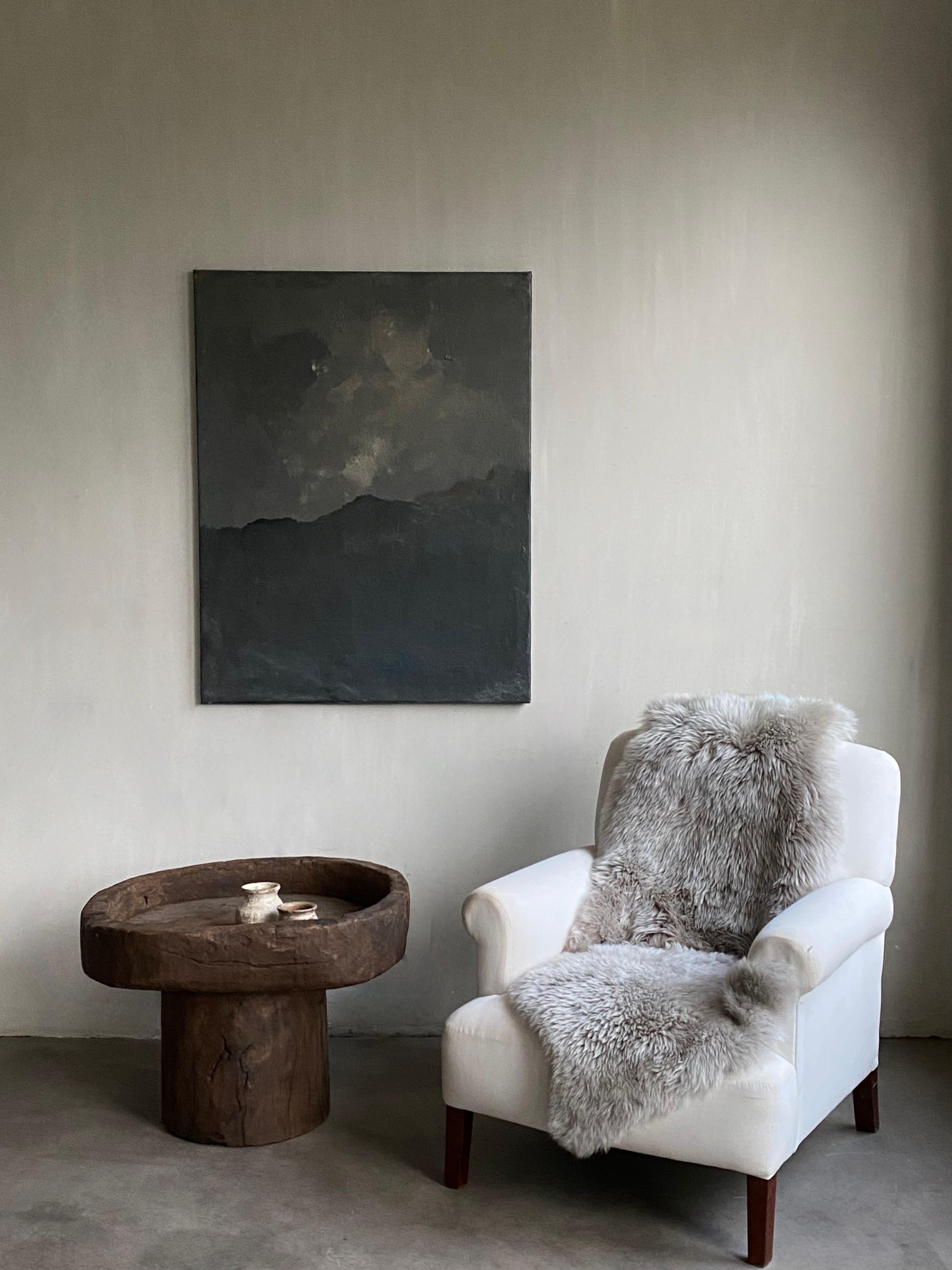 Table d'appoint Wabi Sabi avec un bol antique unique en vieux chêne XL et une base solide.
La patine est d'origine.

Très organique et simpliste à la fois.
Table d'appoint ou table basse.

Pièce très unique. Il n'y en a qu'un seul.

Nous expédions
