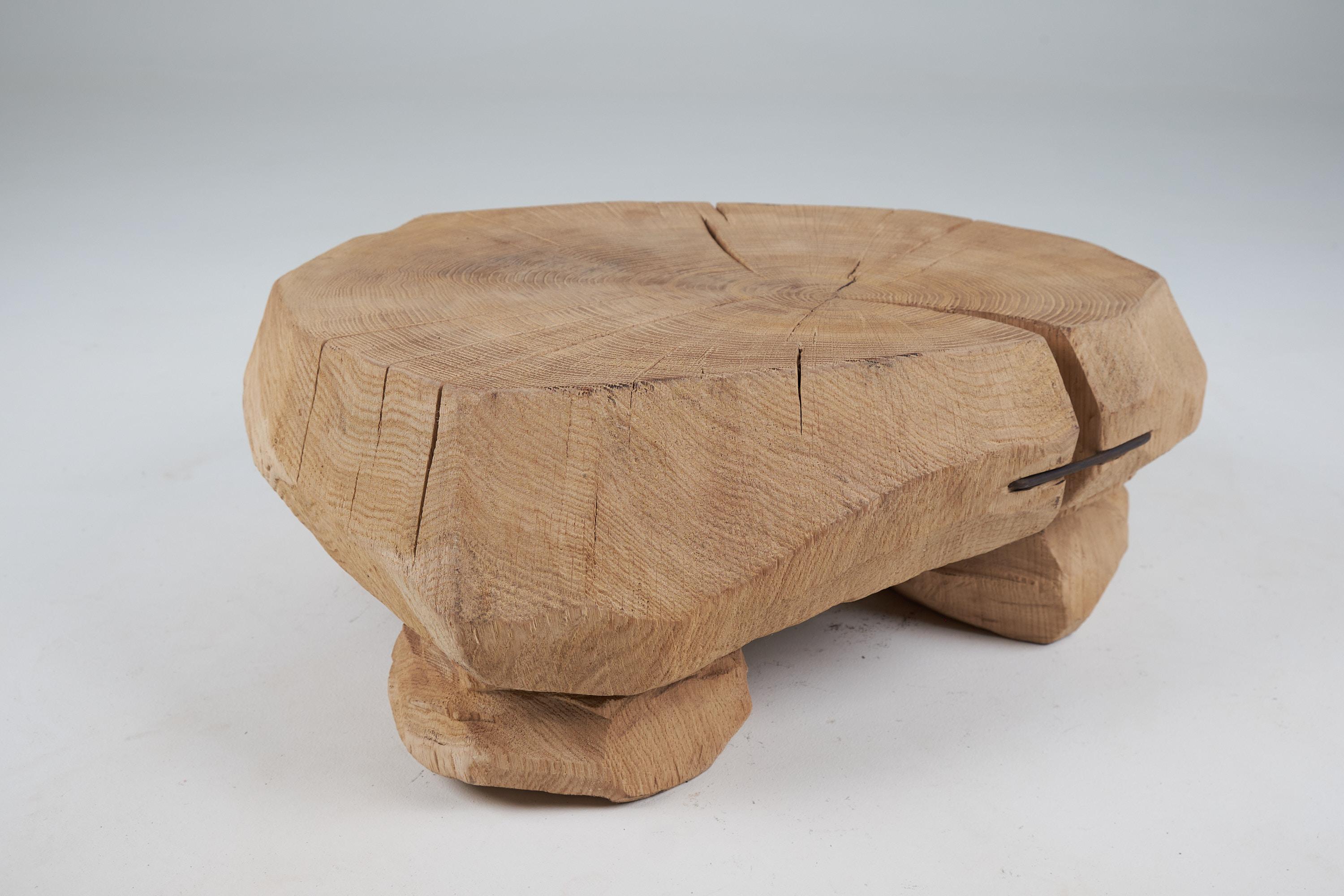 Einzigartiger Wabi-Sabi-Beistelltisch mit originellem Design von Logniture. Komplett aus einem einzigen Stück Eichenholz gefertigt. Geschützt mit den hochwertigsten Ölen, die eine Haltbarkeit über Generationen hinweg gewährleisten. Dieses