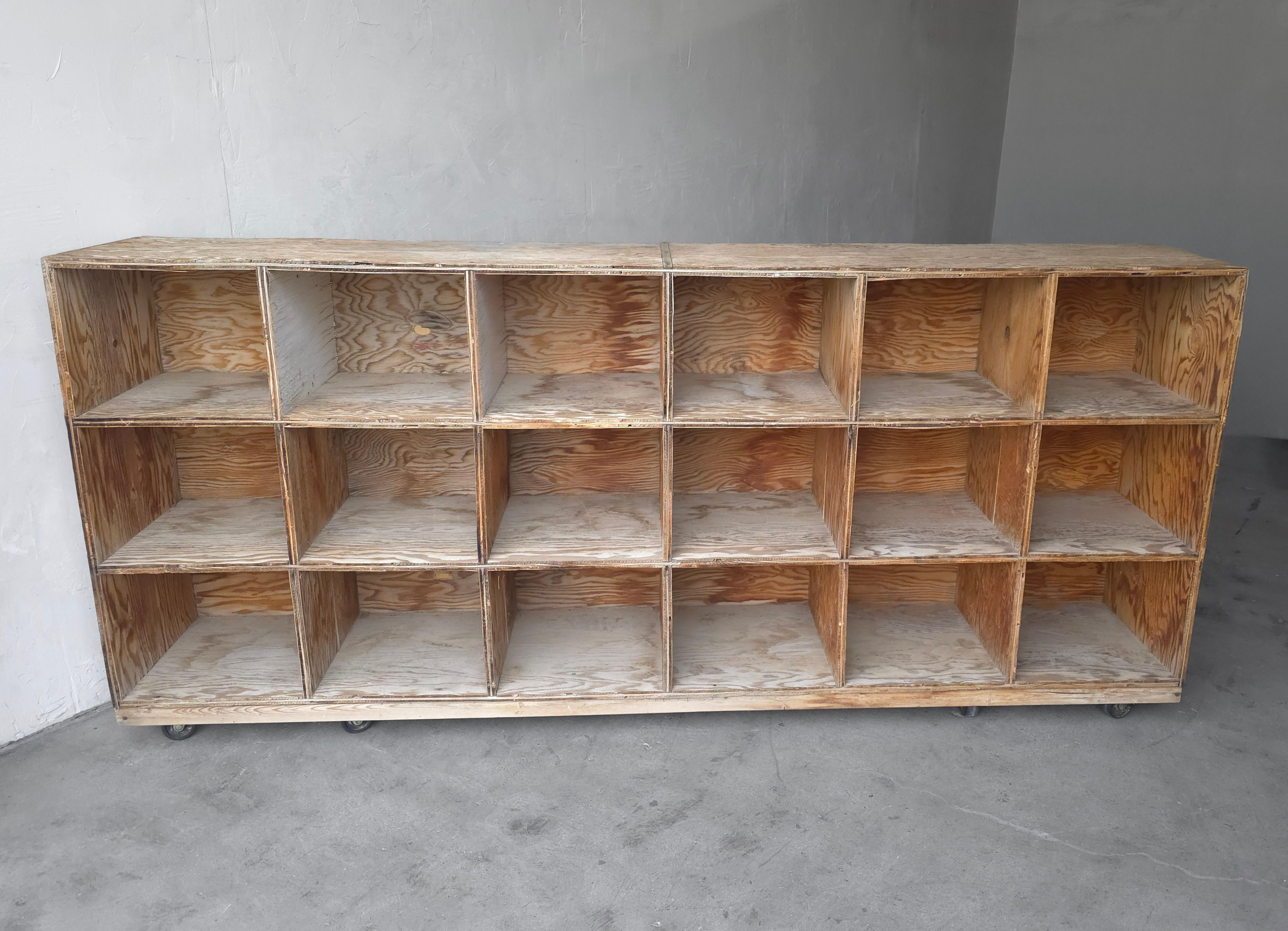 *2 DISPONIBLES

Este armario taller vintage de madera de 18 cubículos es una pieza única, ideal para añadir un toque rústico y funcional a tu espacio de trabajo o vivienda. Hecha de madera contrachapada envejecida, no sólo es estética, sino también