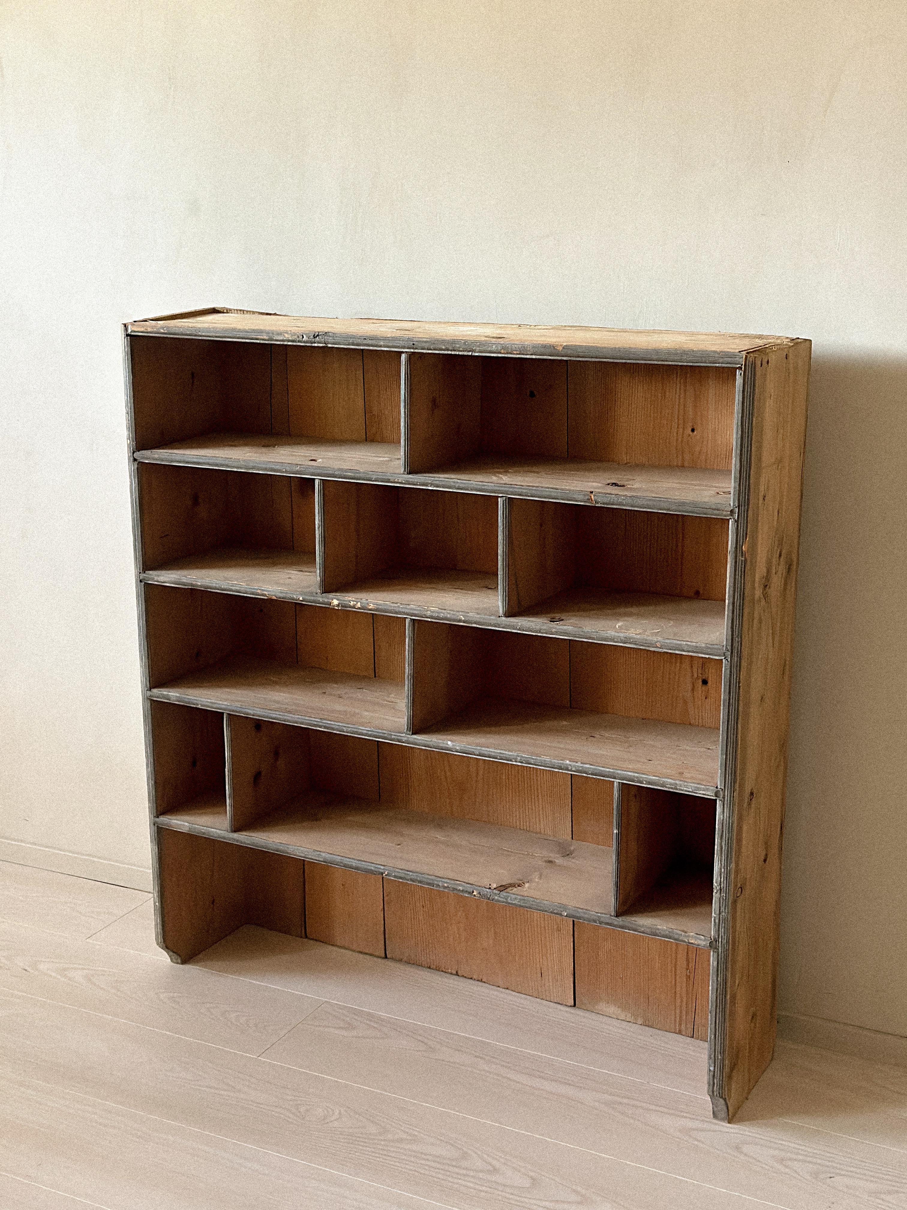 Wabi Sabi Primitive Bookshelf, 1800s, Scandinavia In condizioni buone in vendita a Hønefoss, 30