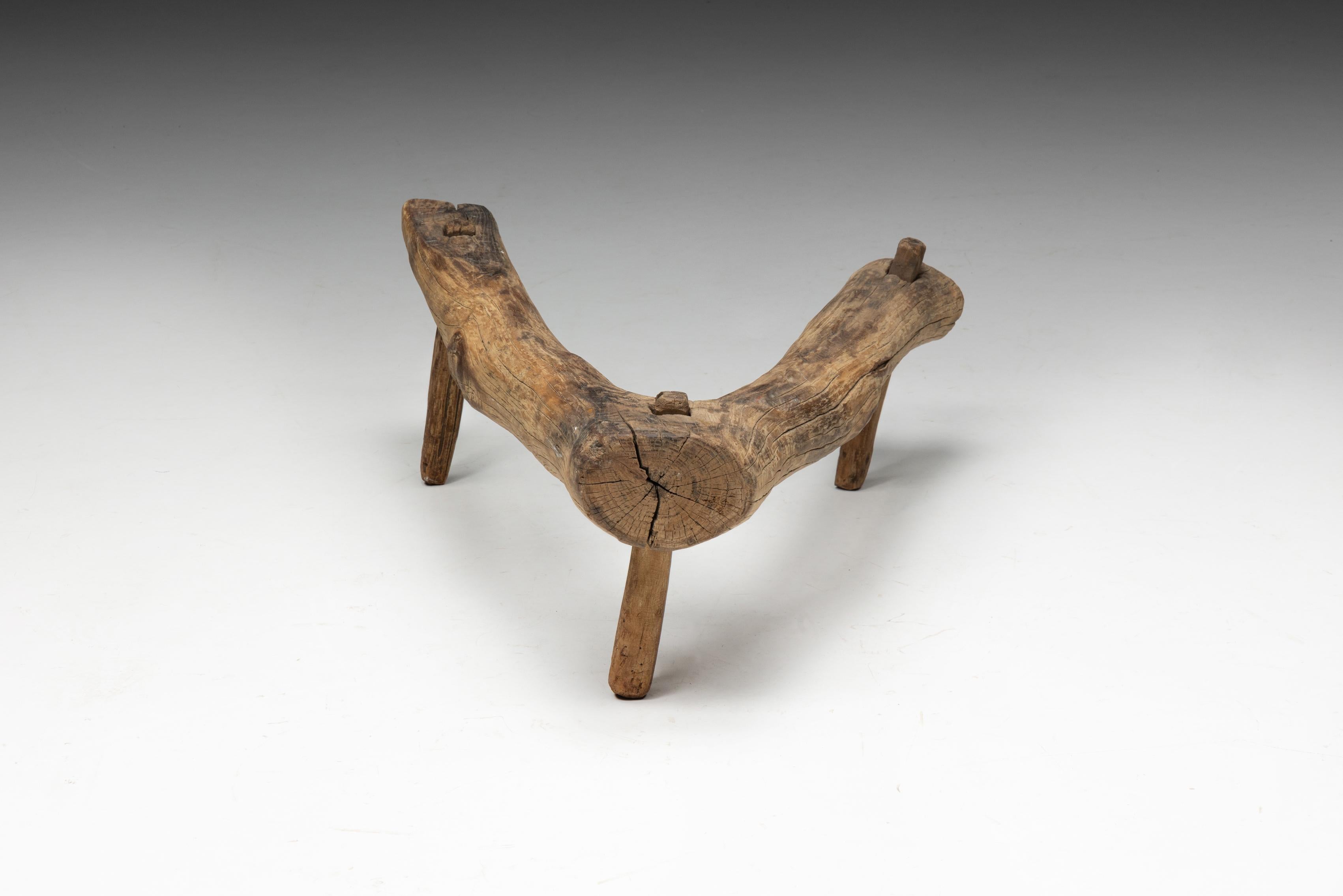 Tabouret tripode primitif Wabi Sabi, France, 18ème siècle en vente 4