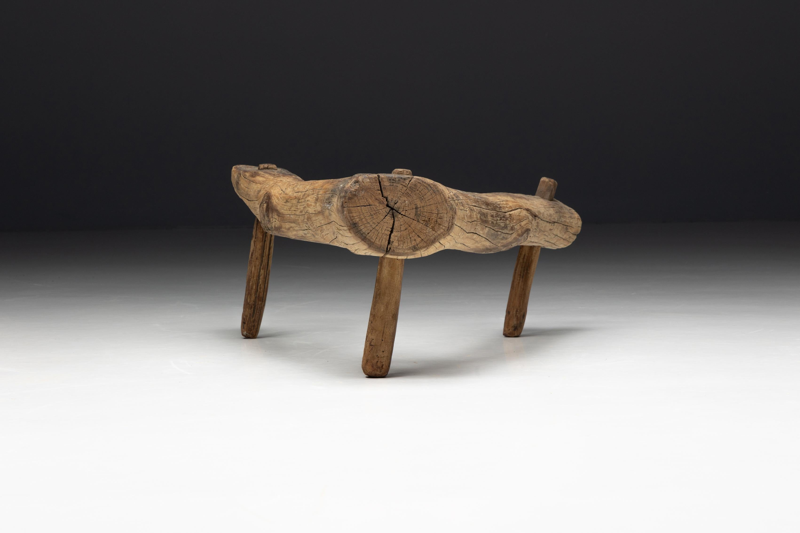 Tabouret tripode primitif Wabi Sabi, France, 18ème siècle en vente 5