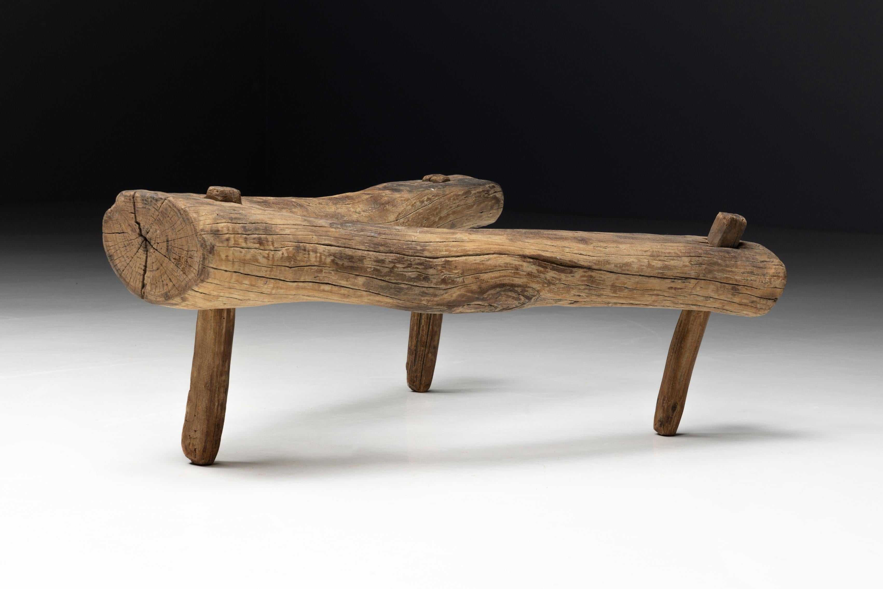 Tabouret tripode primitif Wabi Sabi, France, 18ème siècle en vente 7